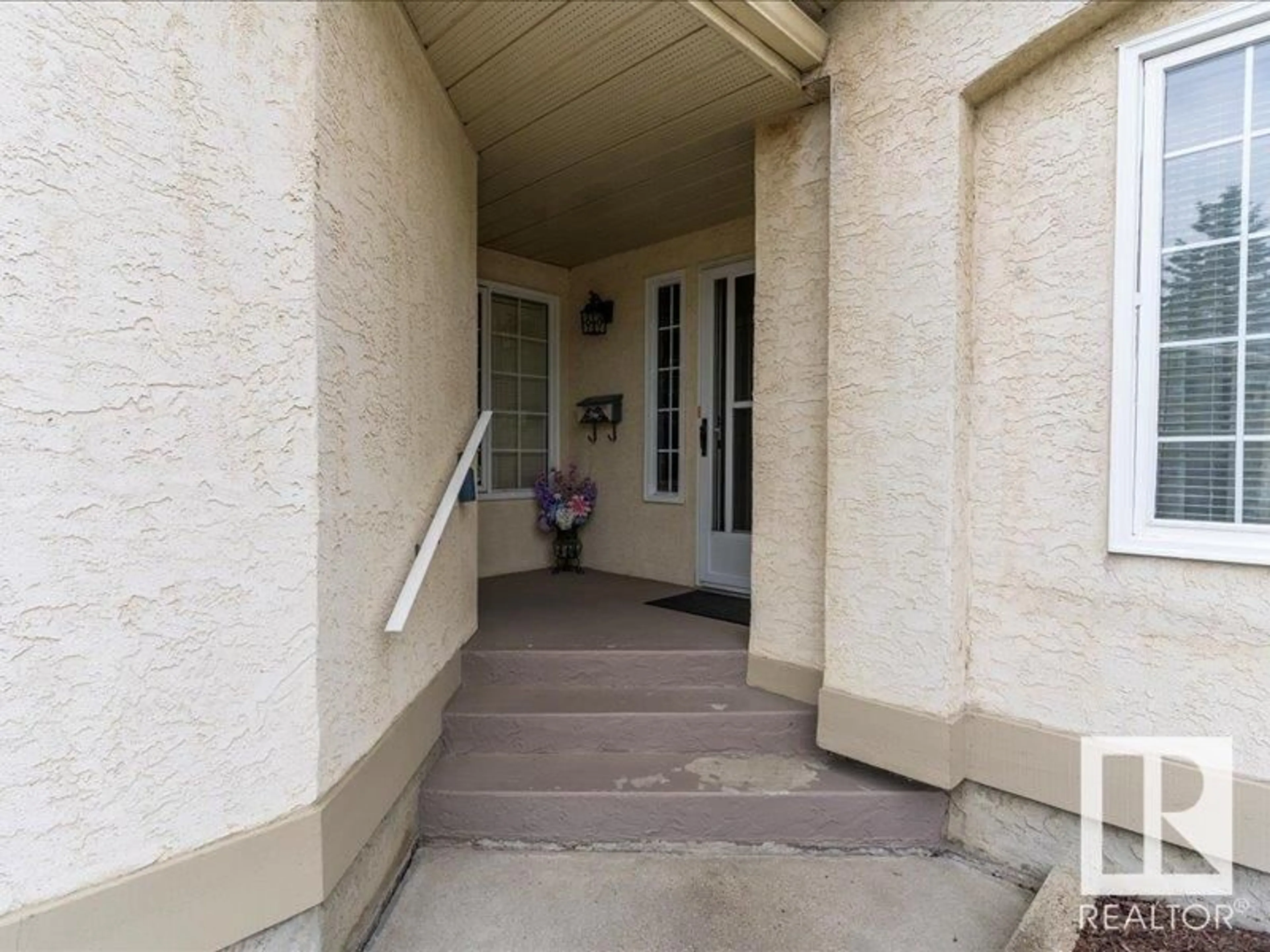 Indoor foyer for 10 - 33 GRANGE DR, St. Albert Alberta T8N5Z2