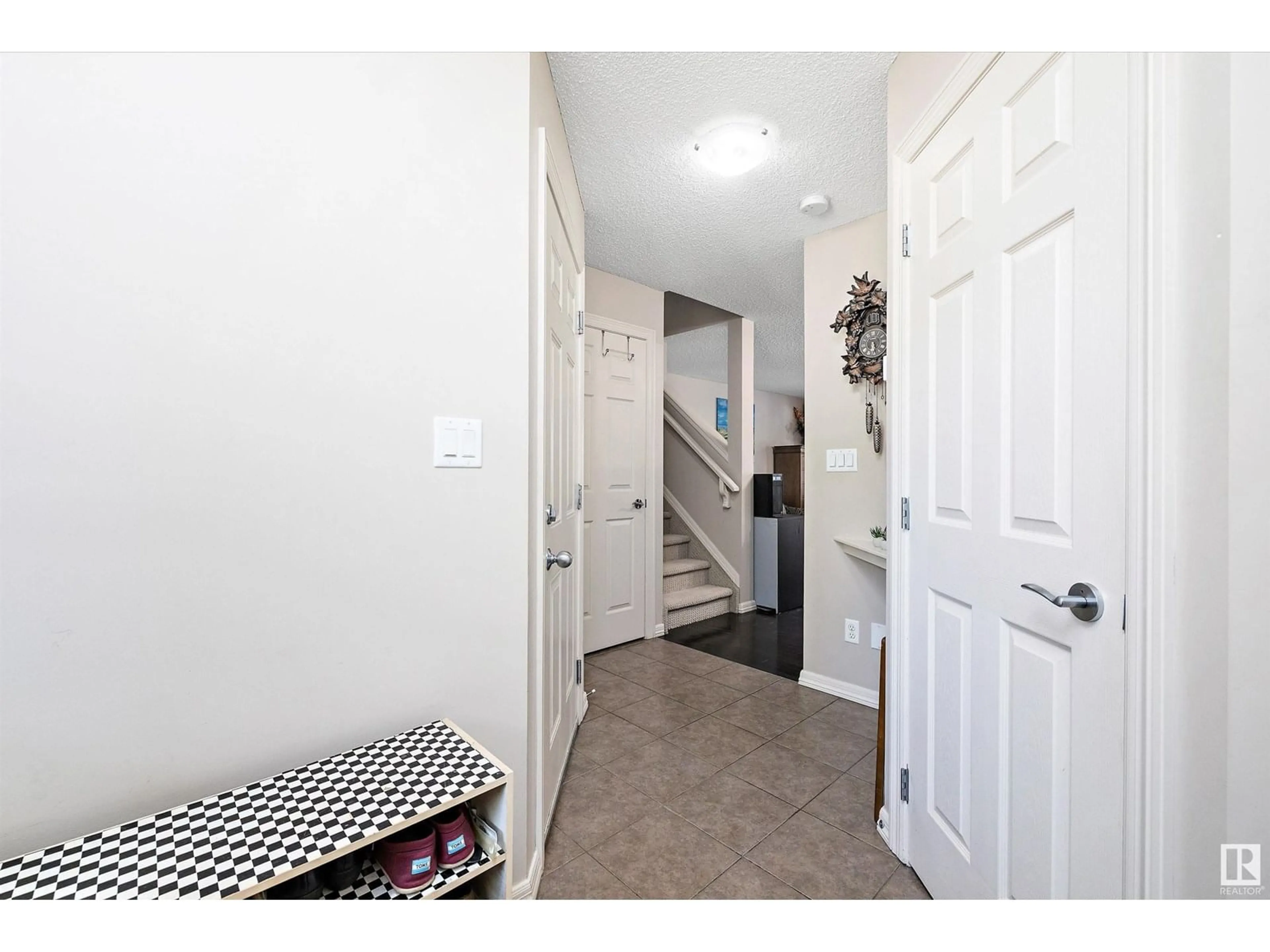 Indoor entryway for #29 - 1730 LEGER GATE NW, Edmonton Alberta T6R0R3