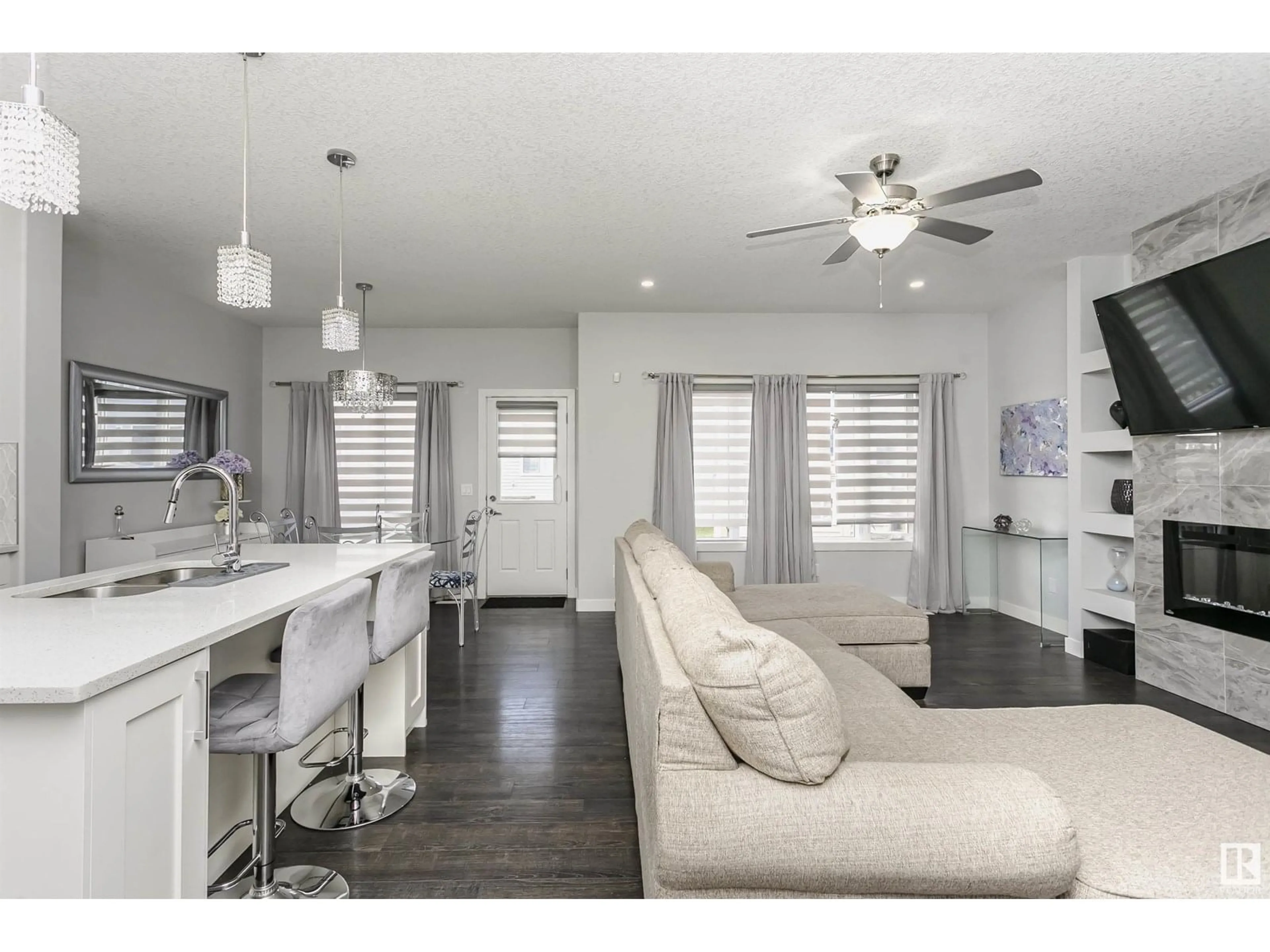 Open concept kitchen, unknown for 207 42 AV, Edmonton Alberta T6T2C8