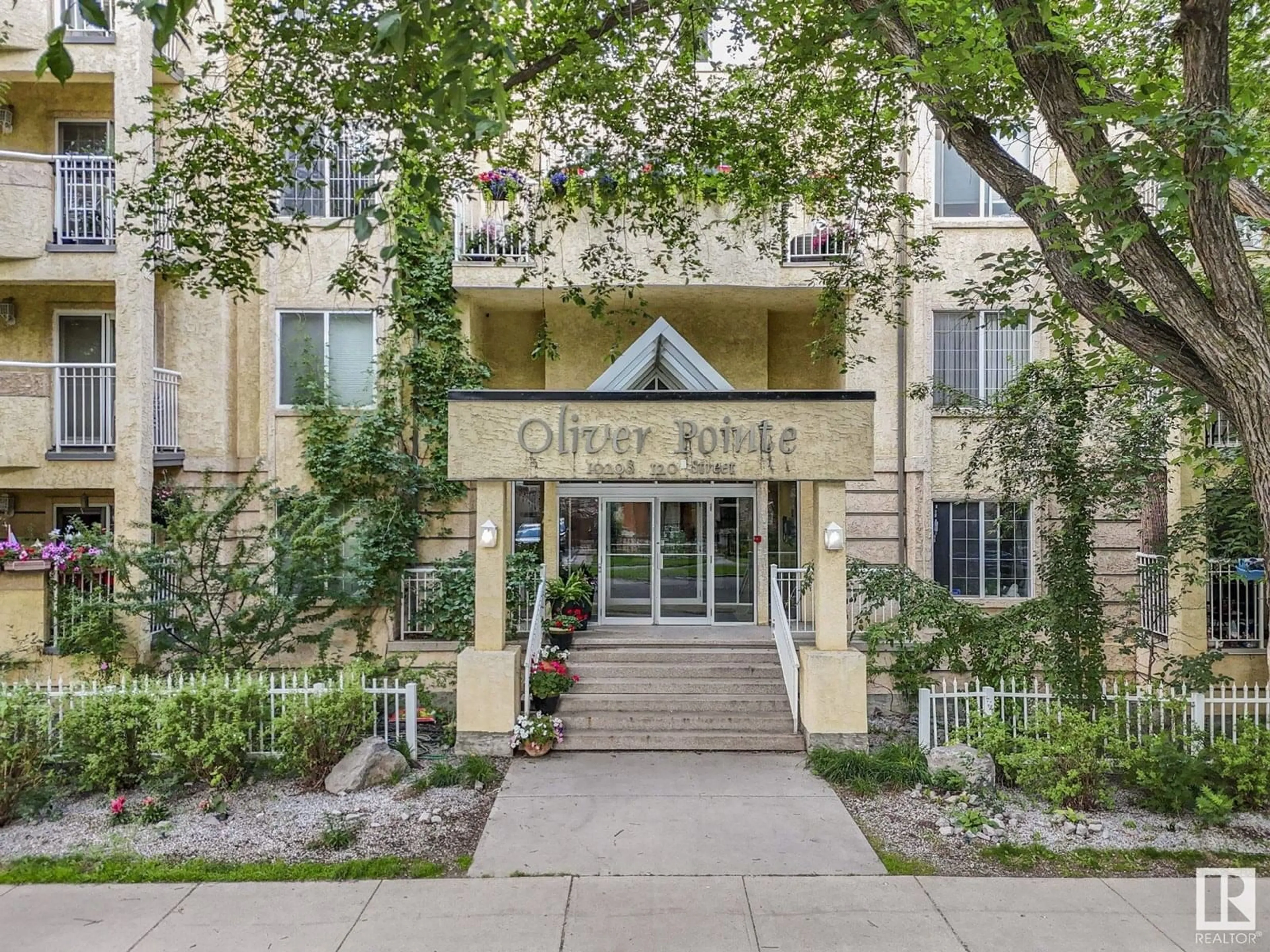 Indoor foyer for #406 - 10208 120 ST NW, Edmonton Alberta T5K2W2