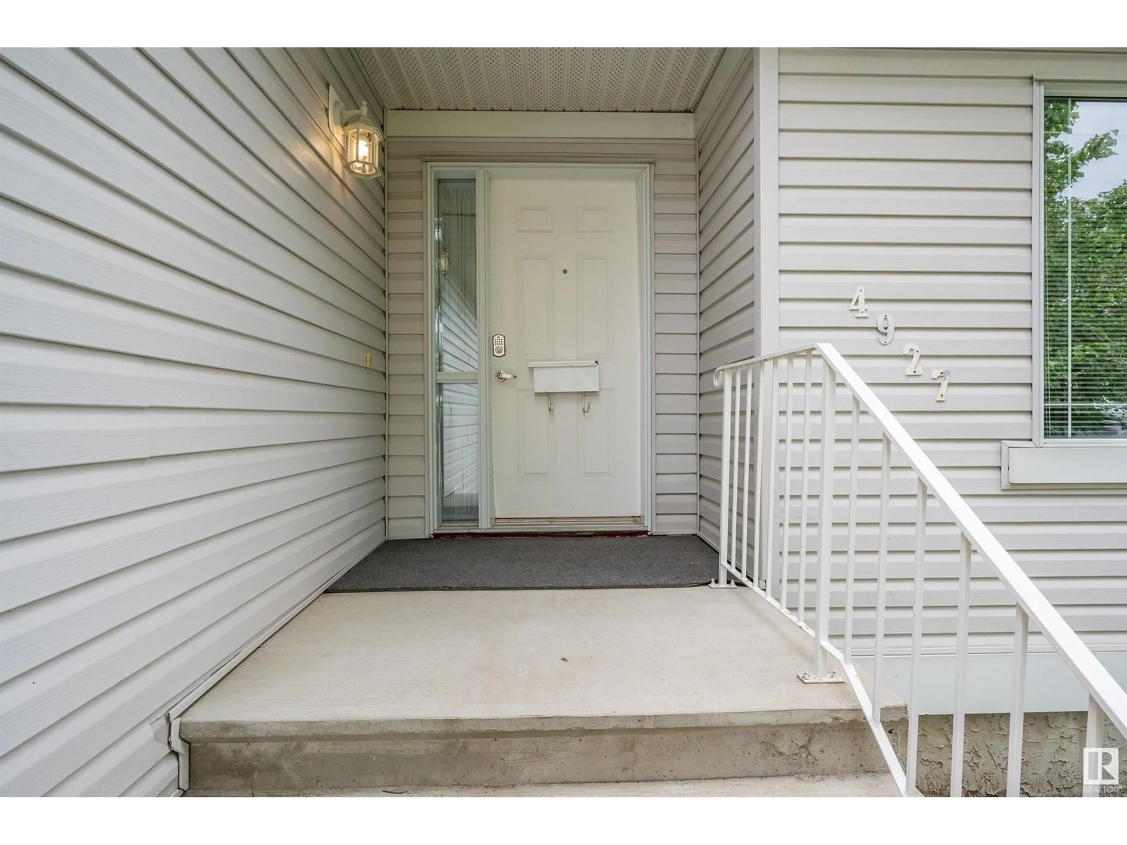 Indoor entryway for 4927 152 AV, Edmonton Alberta T5Y3C2