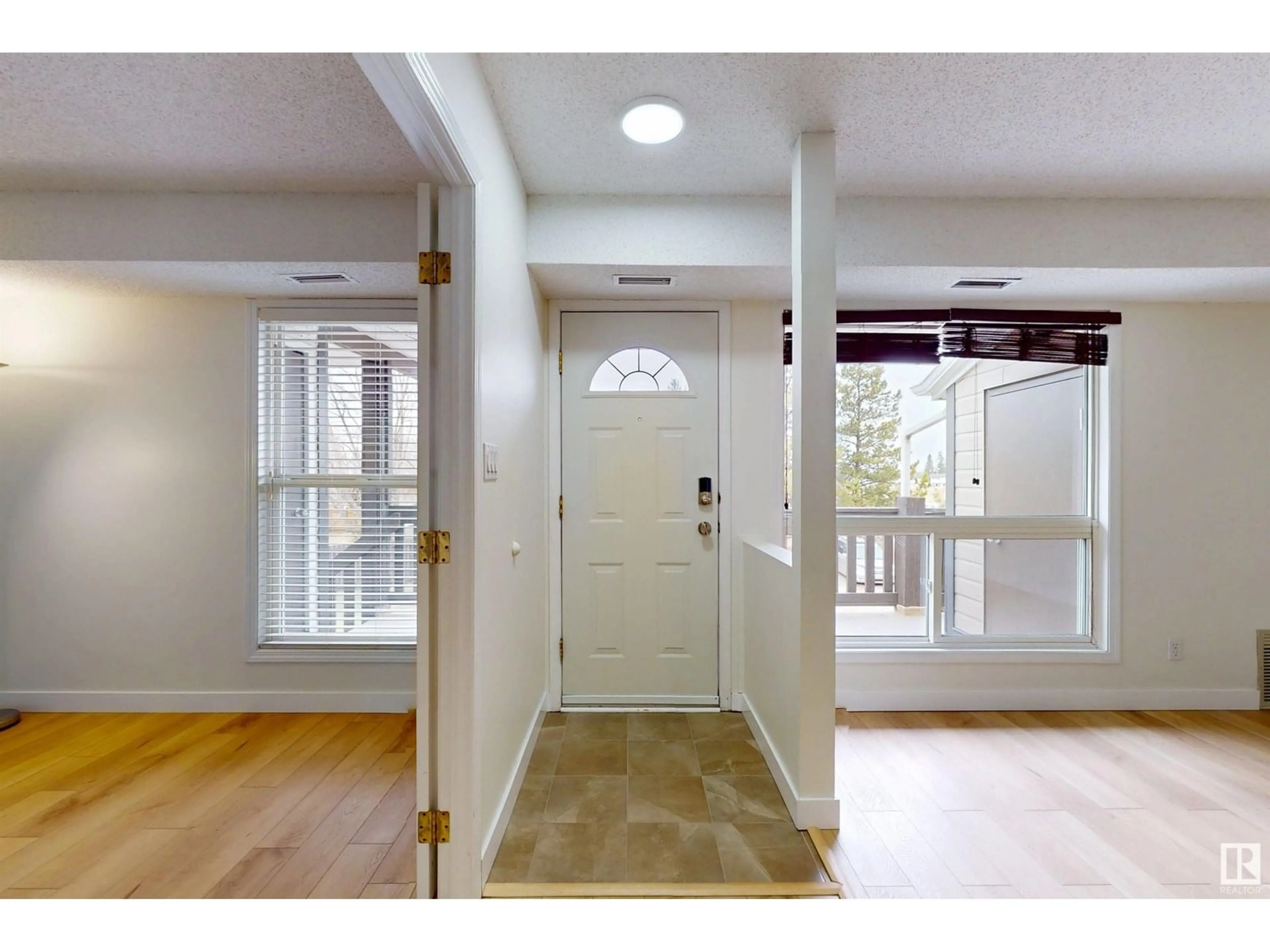 Indoor entryway for 1134 SADDLEBACK RD, Edmonton Alberta T6J4Z4