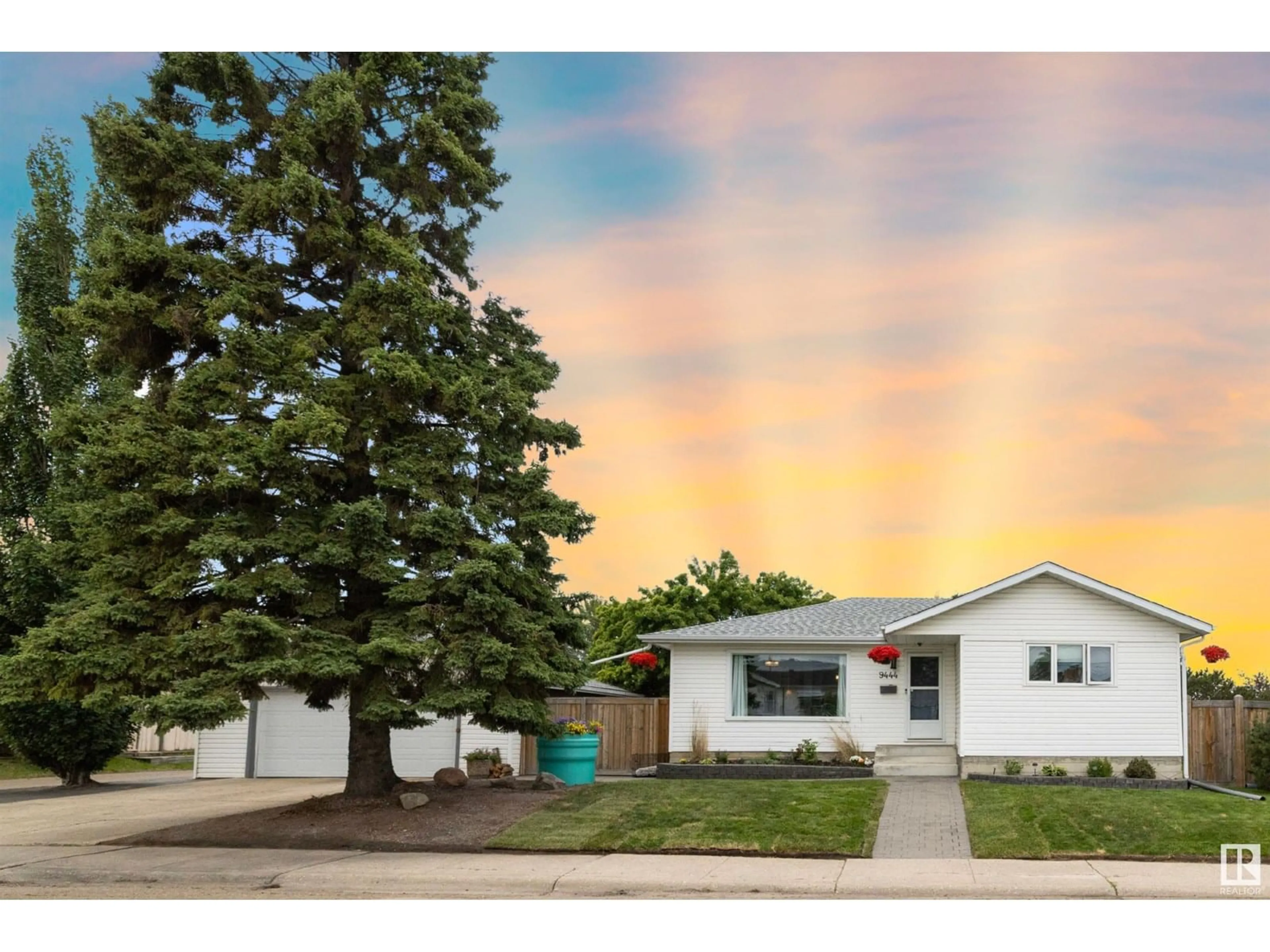A pic from outside/outdoor area/front of a property/back of a property/a pic from drone, street for 9444 52 ST, Edmonton Alberta T6B1G7