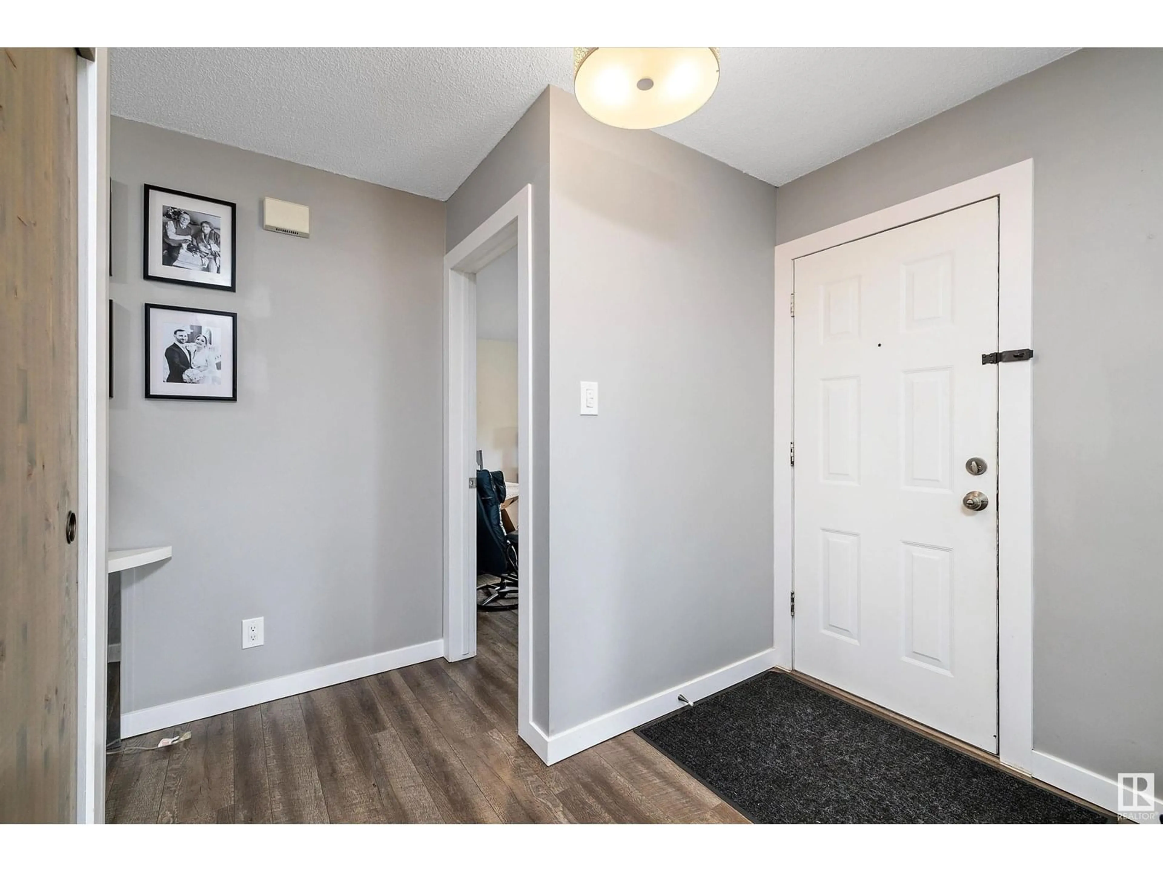 Indoor entryway for 9444 52 ST, Edmonton Alberta T6B1G7
