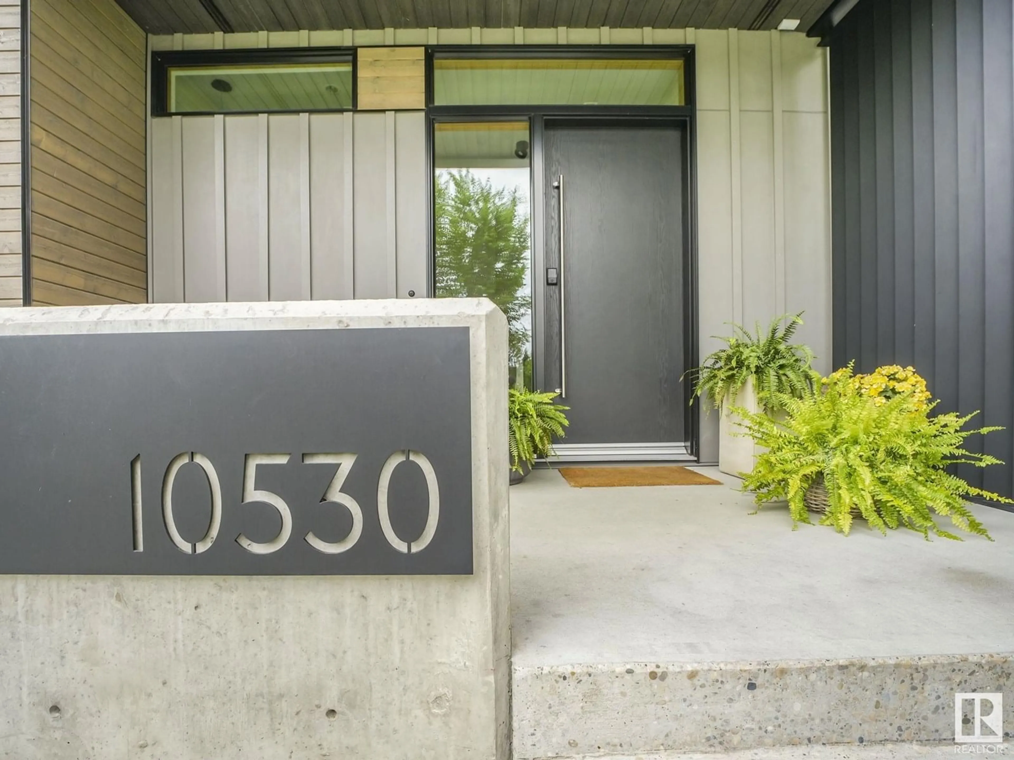 Indoor entryway for 10530 132 ST, Edmonton Alberta T5N1Z5