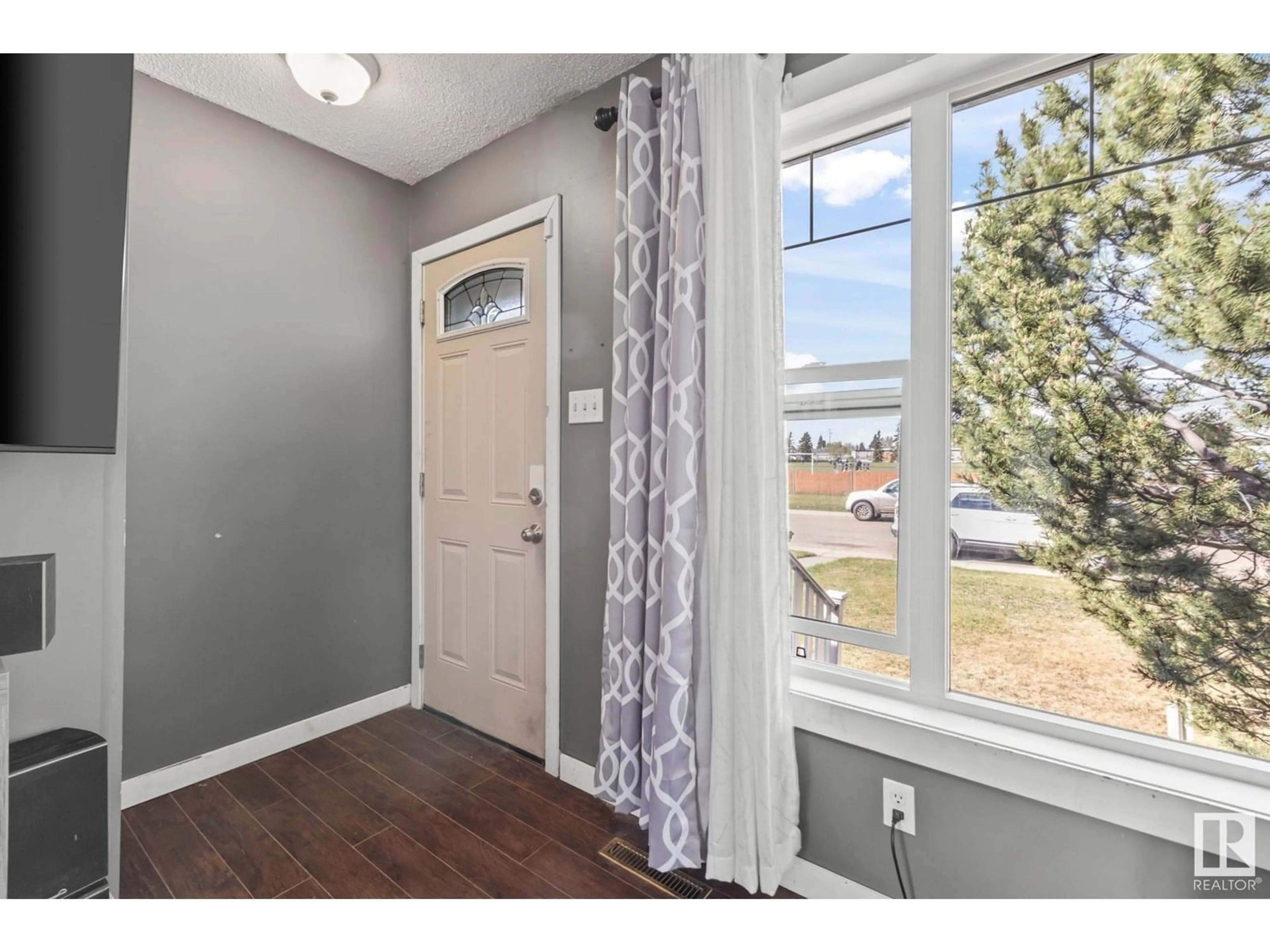 Indoor entryway for 7111 130A AV, Edmonton Alberta T5C1Y8