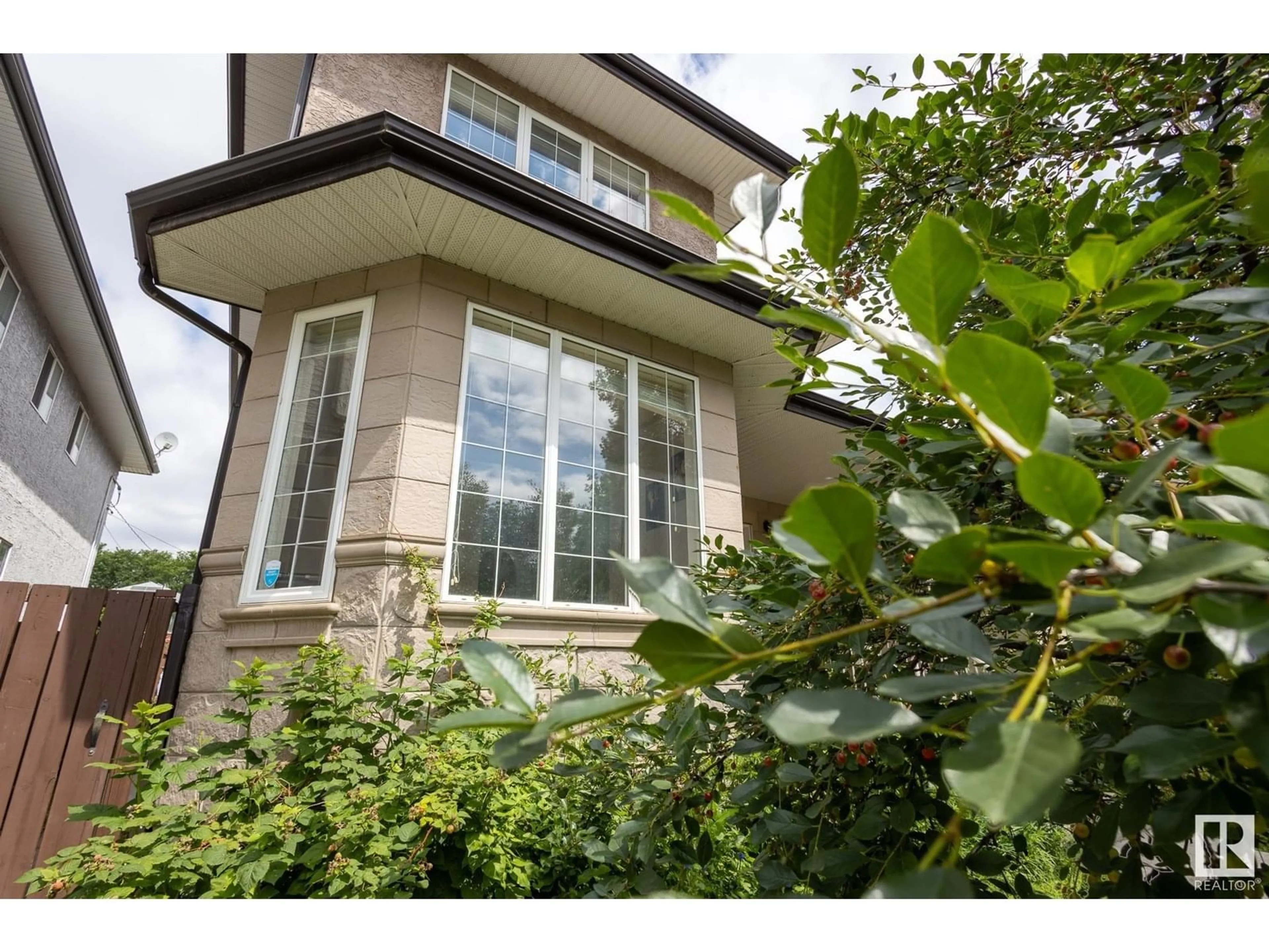 Home with vinyl exterior material, unknown for 10708 76 AV, Edmonton Alberta T6E1L7