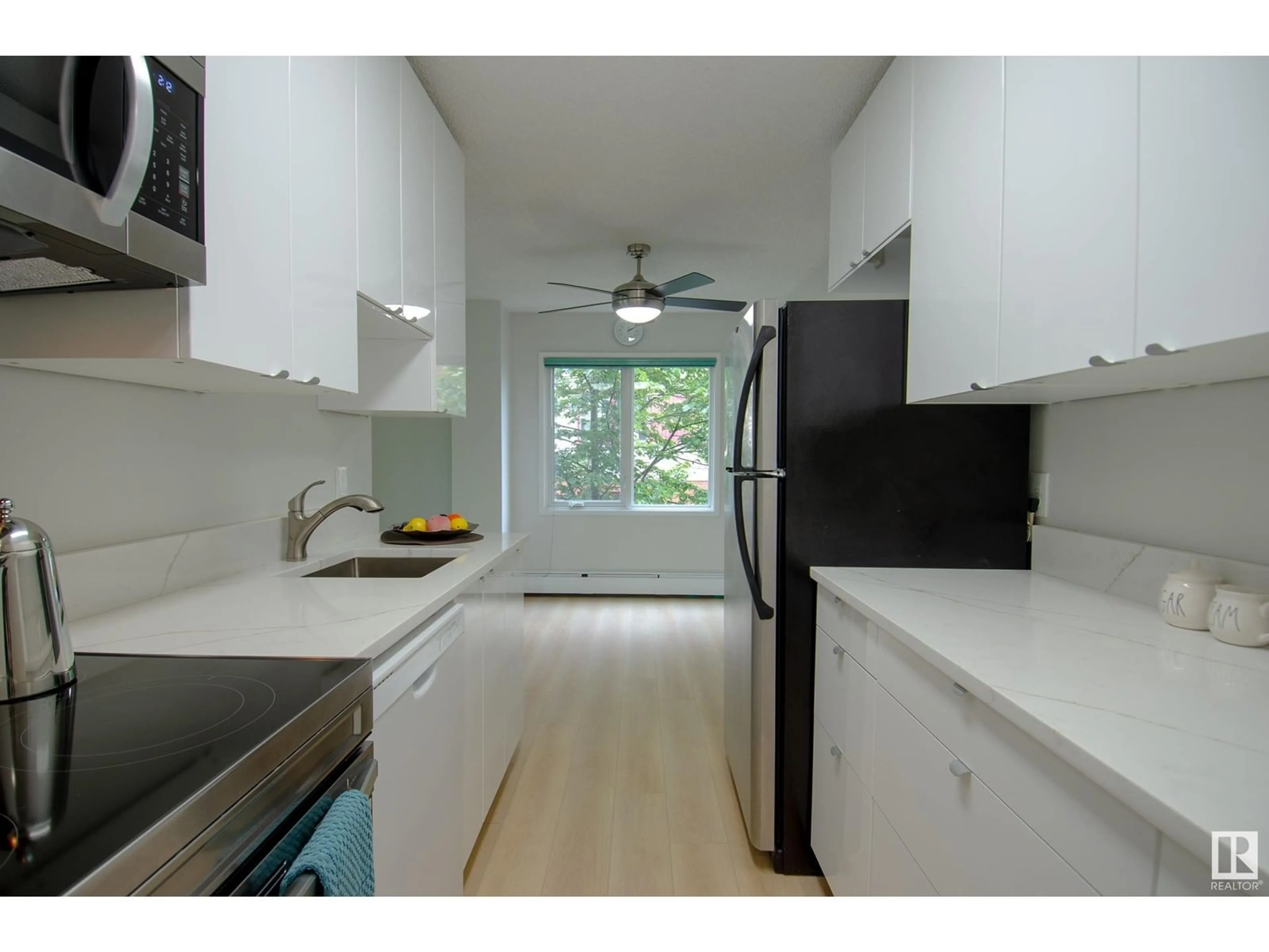 Standard kitchen, unknown for #402 - 9725 106 ST, Edmonton Alberta T5K1B5