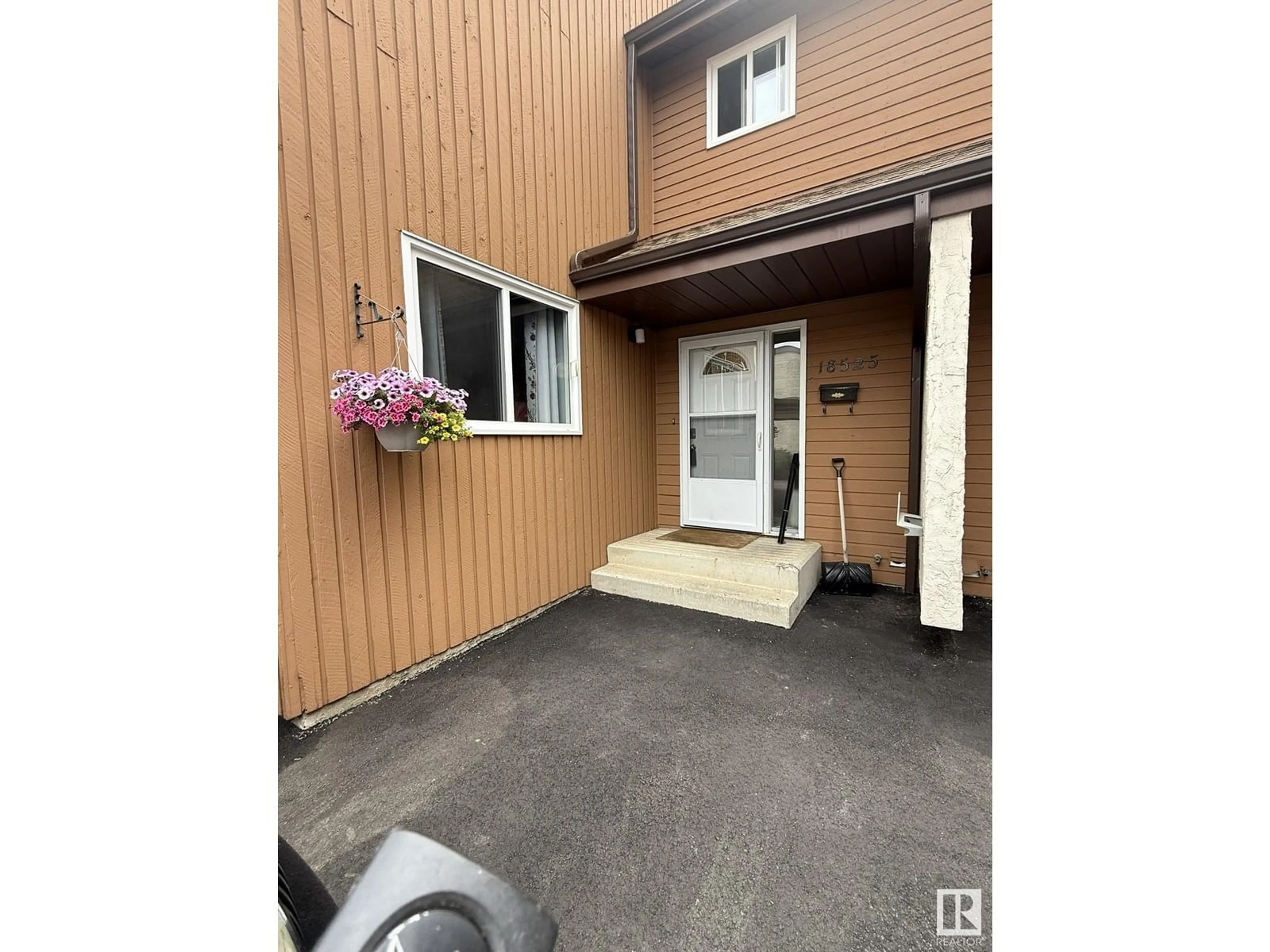 Unknown for 18525 66 AV, Edmonton Alberta T5T2M3