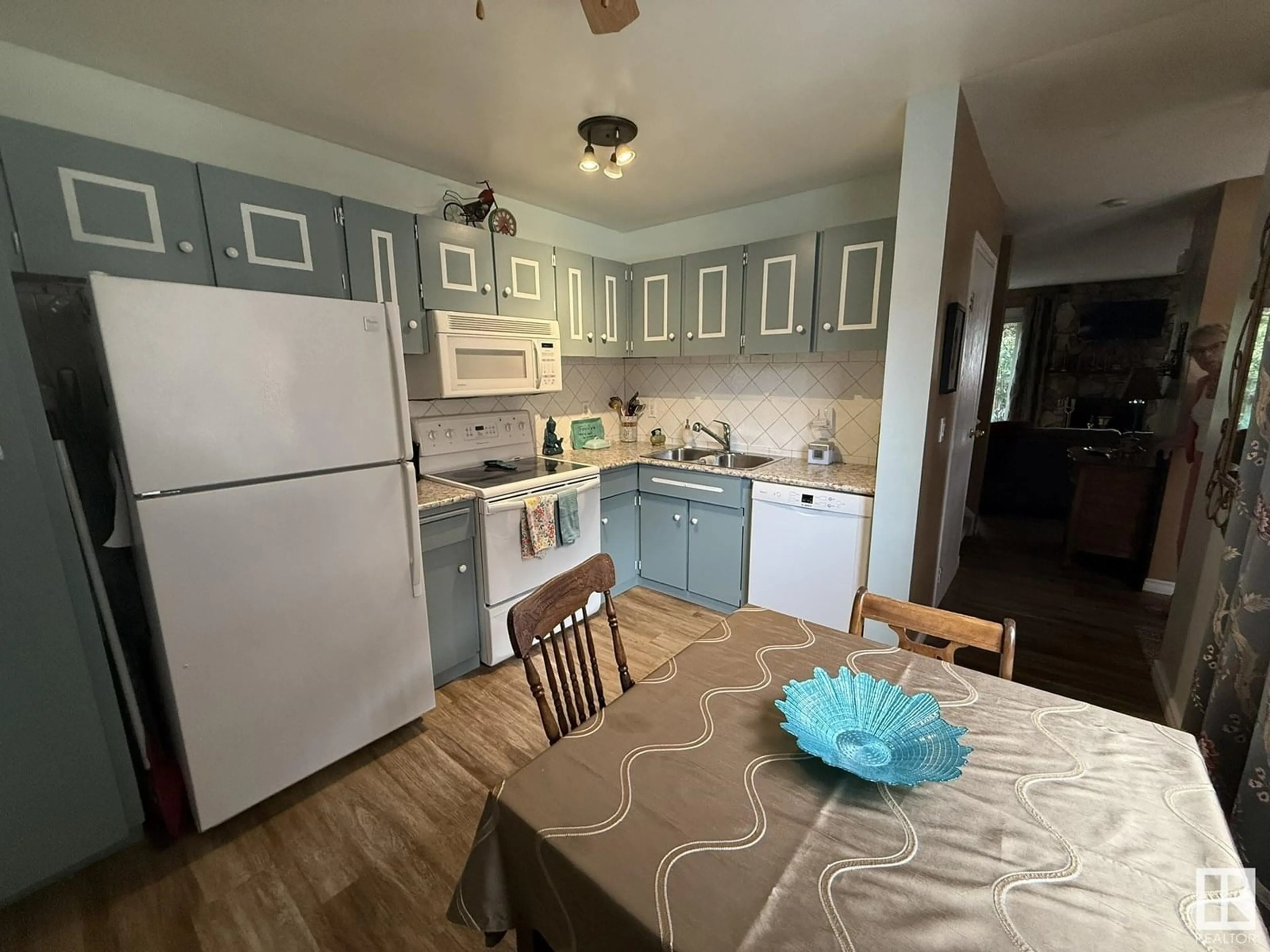 Standard kitchen, wood/laminate floor for 18525 66 AV, Edmonton Alberta T5T2M3