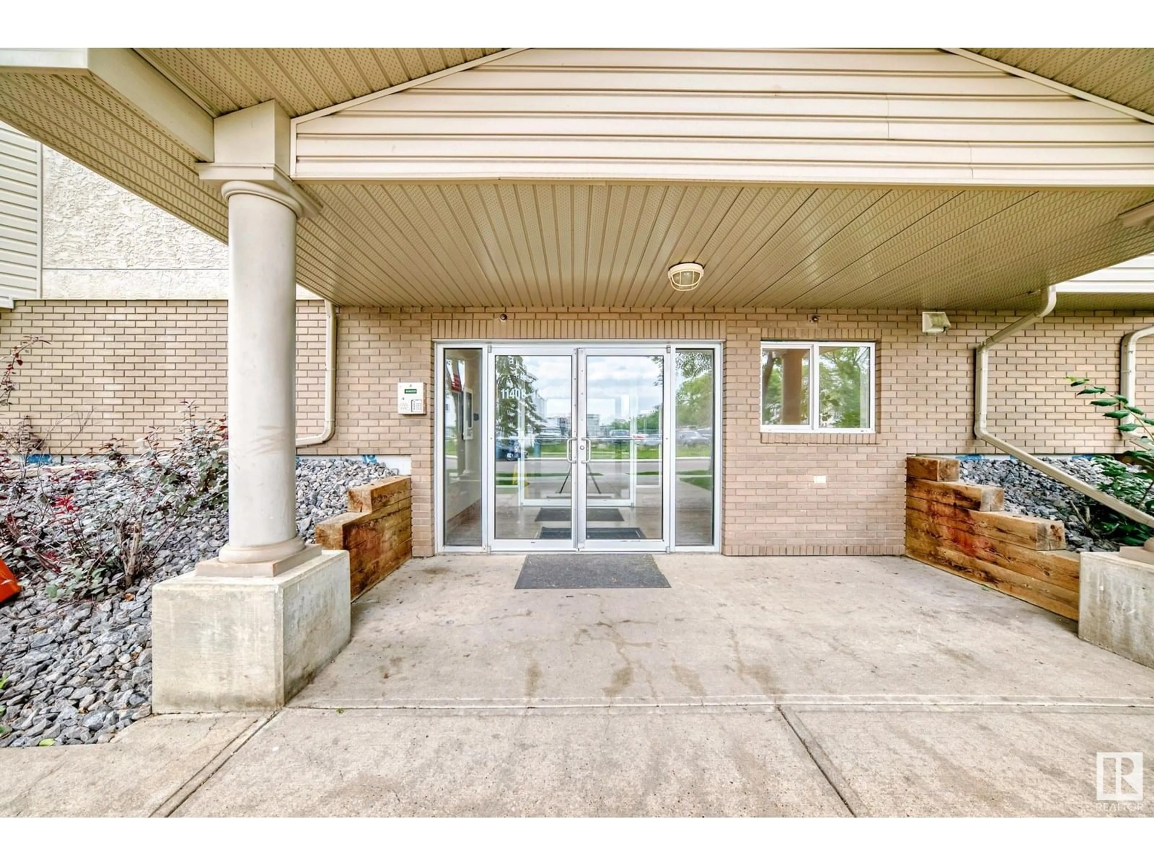 Indoor foyer for #101 - 11408 108 AV, Edmonton Alberta T5H4R5