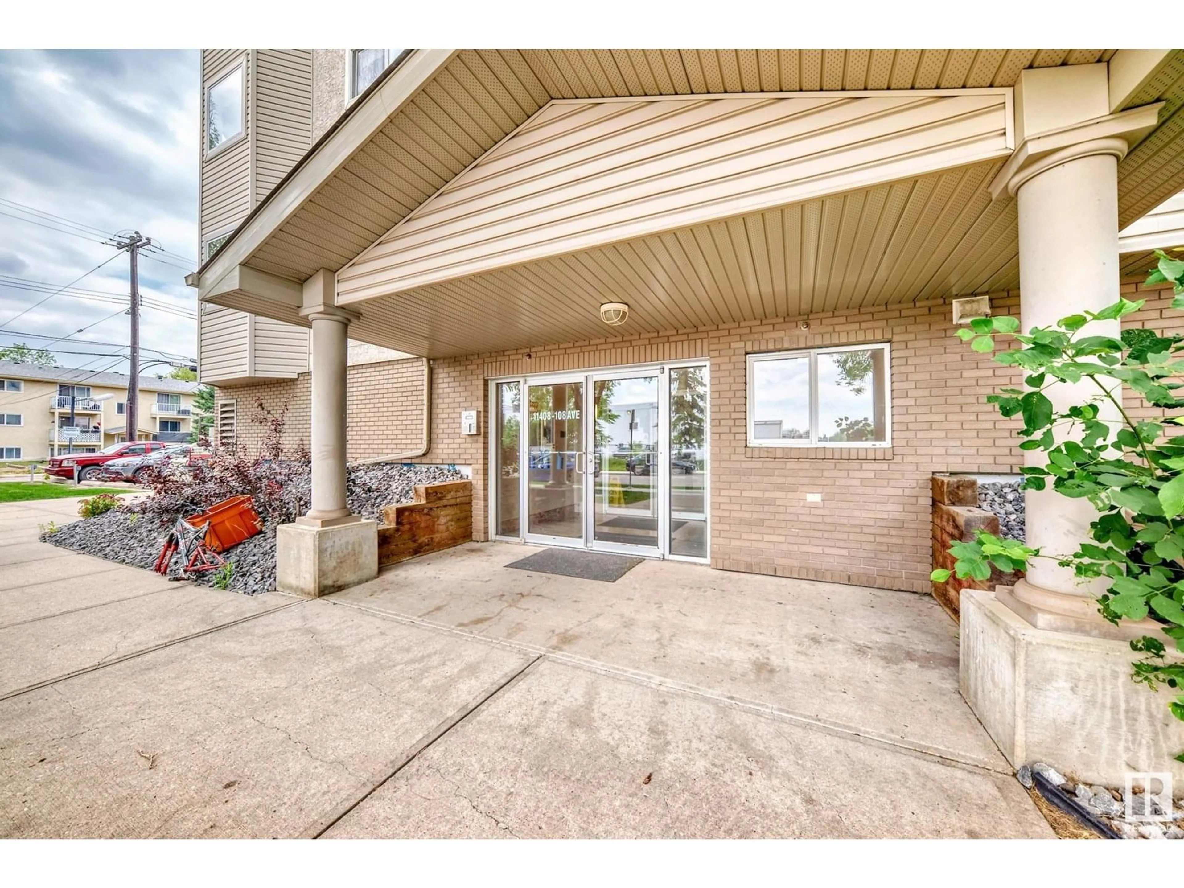 Indoor foyer for #101 - 11408 108 AV, Edmonton Alberta T5H4R5