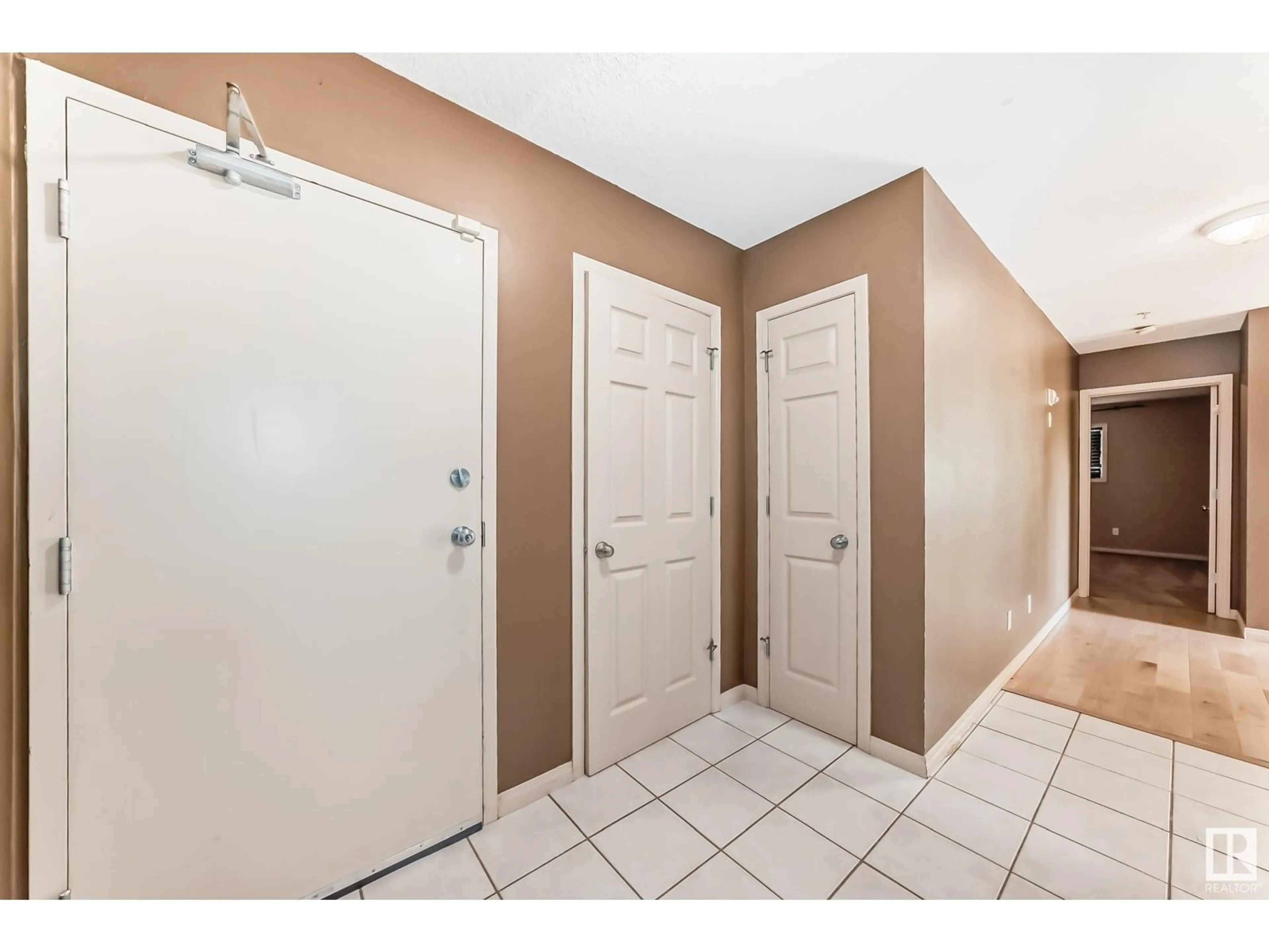 Indoor entryway for #101 - 11408 108 AV, Edmonton Alberta T5H4R5