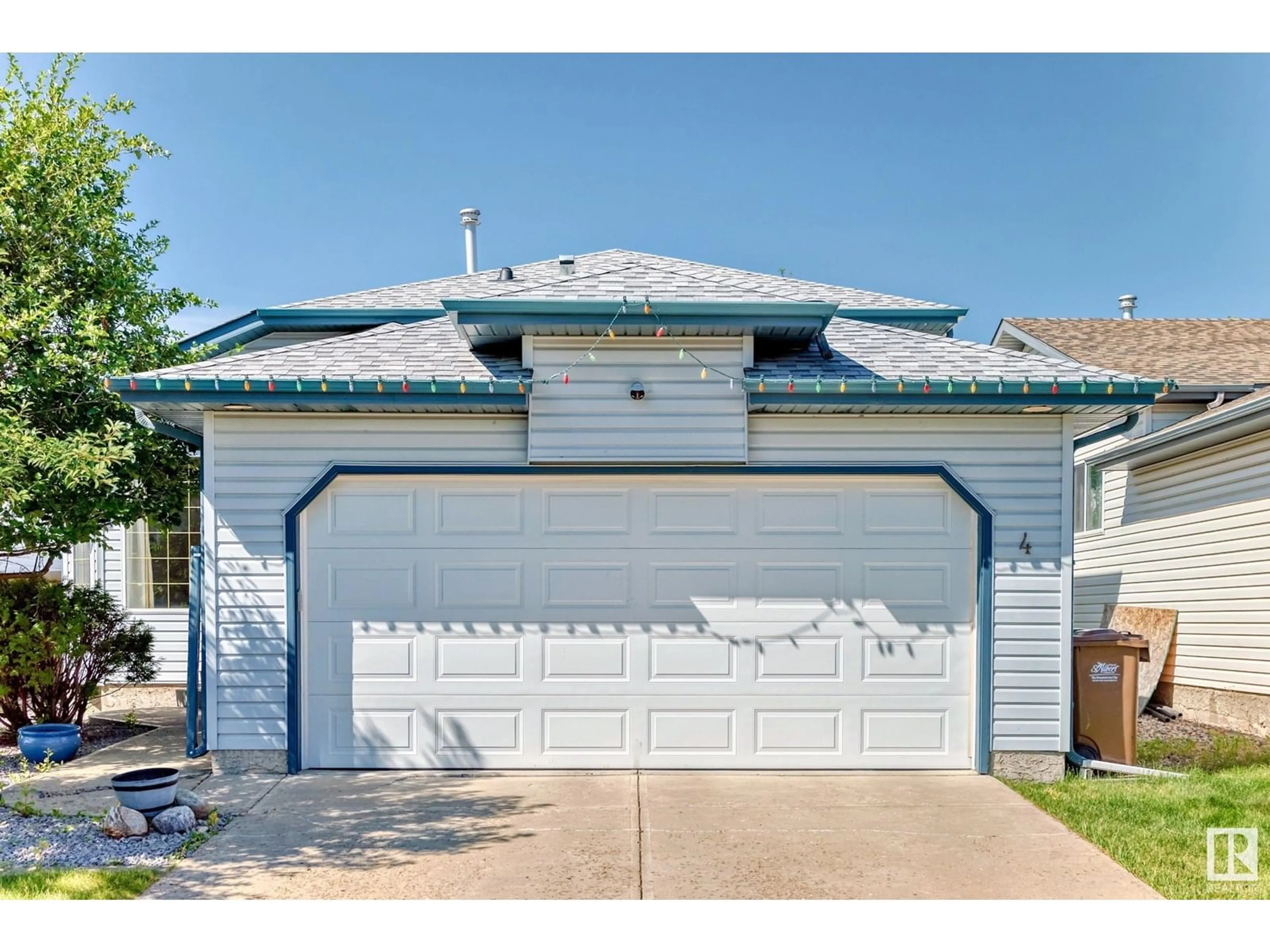 Home with vinyl exterior material, street for 4 HOLLY PL, St. Albert Alberta T8N6W7