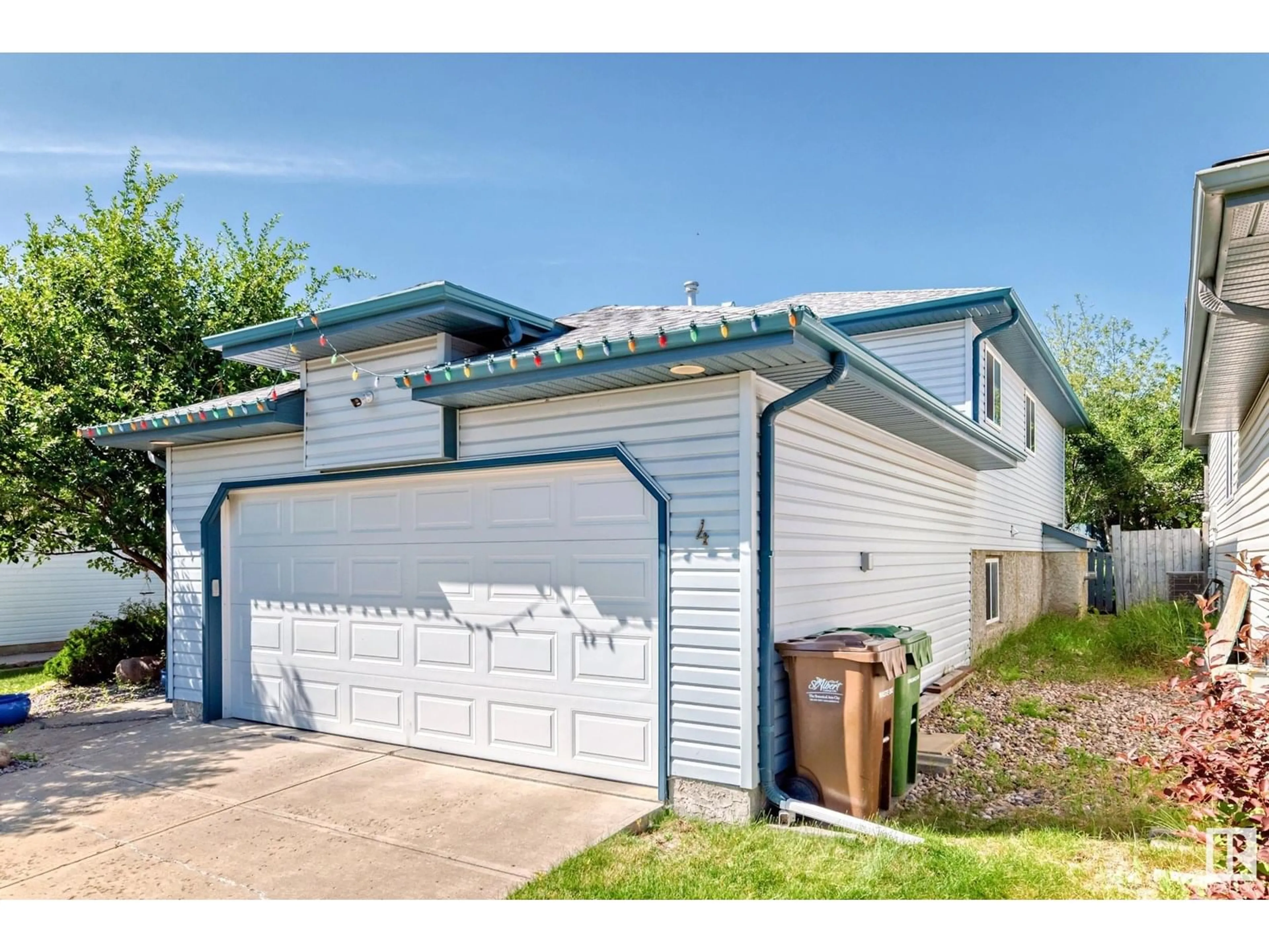 Home with vinyl exterior material, street for 4 HOLLY PL, St. Albert Alberta T8N6W7