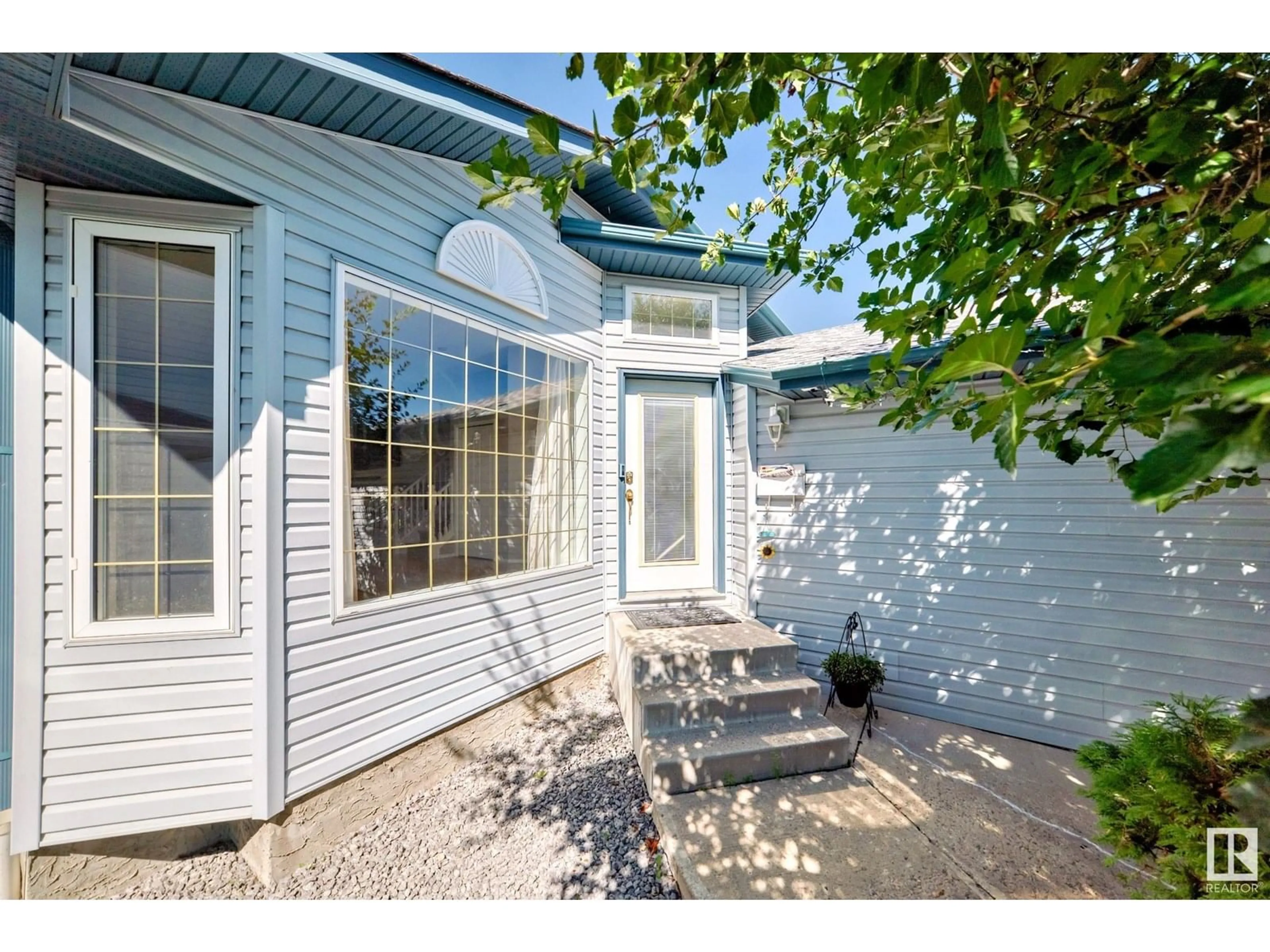Home with vinyl exterior material, street for 4 HOLLY PL, St. Albert Alberta T8N6W7