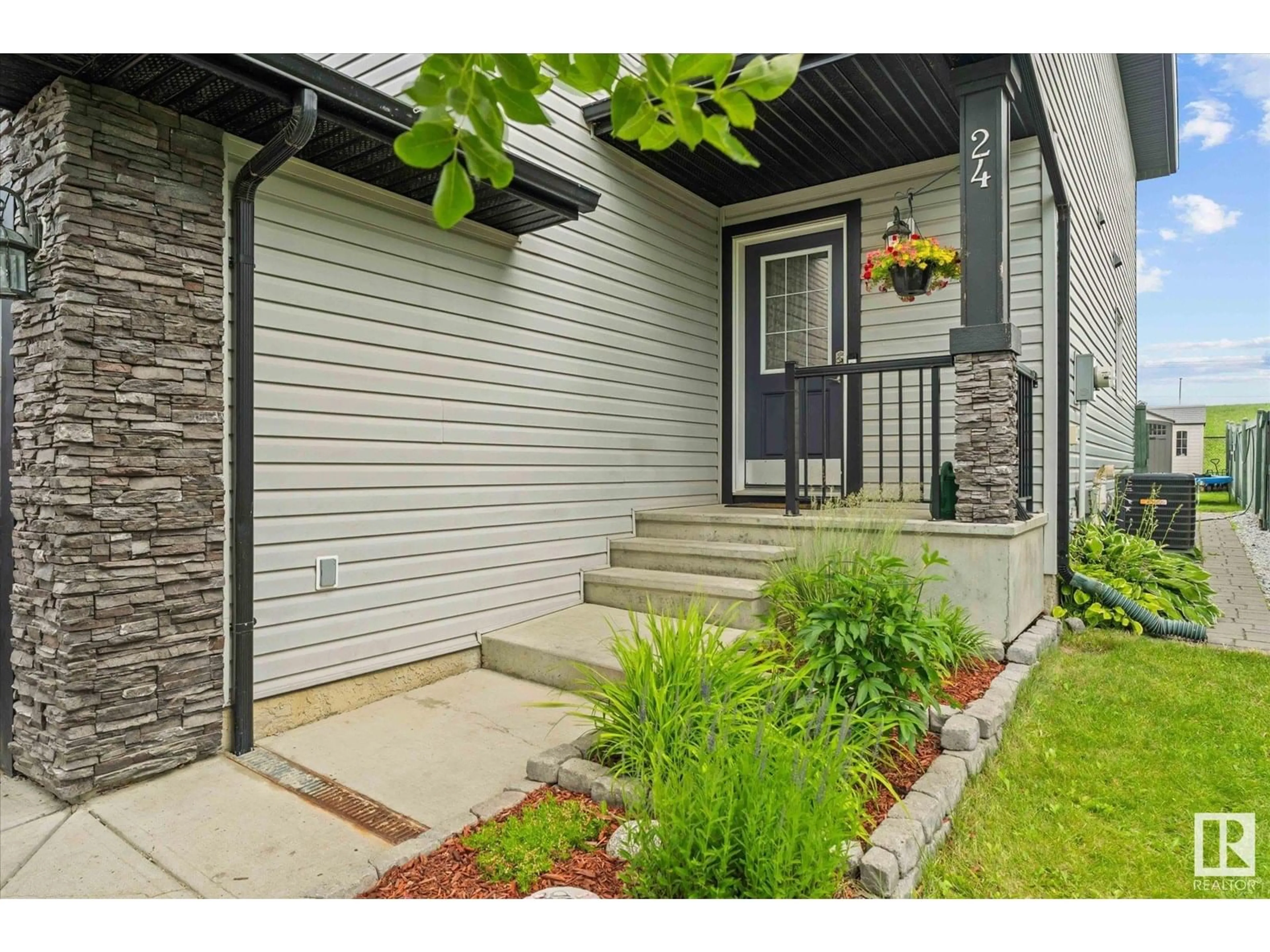 Indoor entryway for 24 WELLINGTON PL, Fort Saskatchewan Alberta T8L0G2