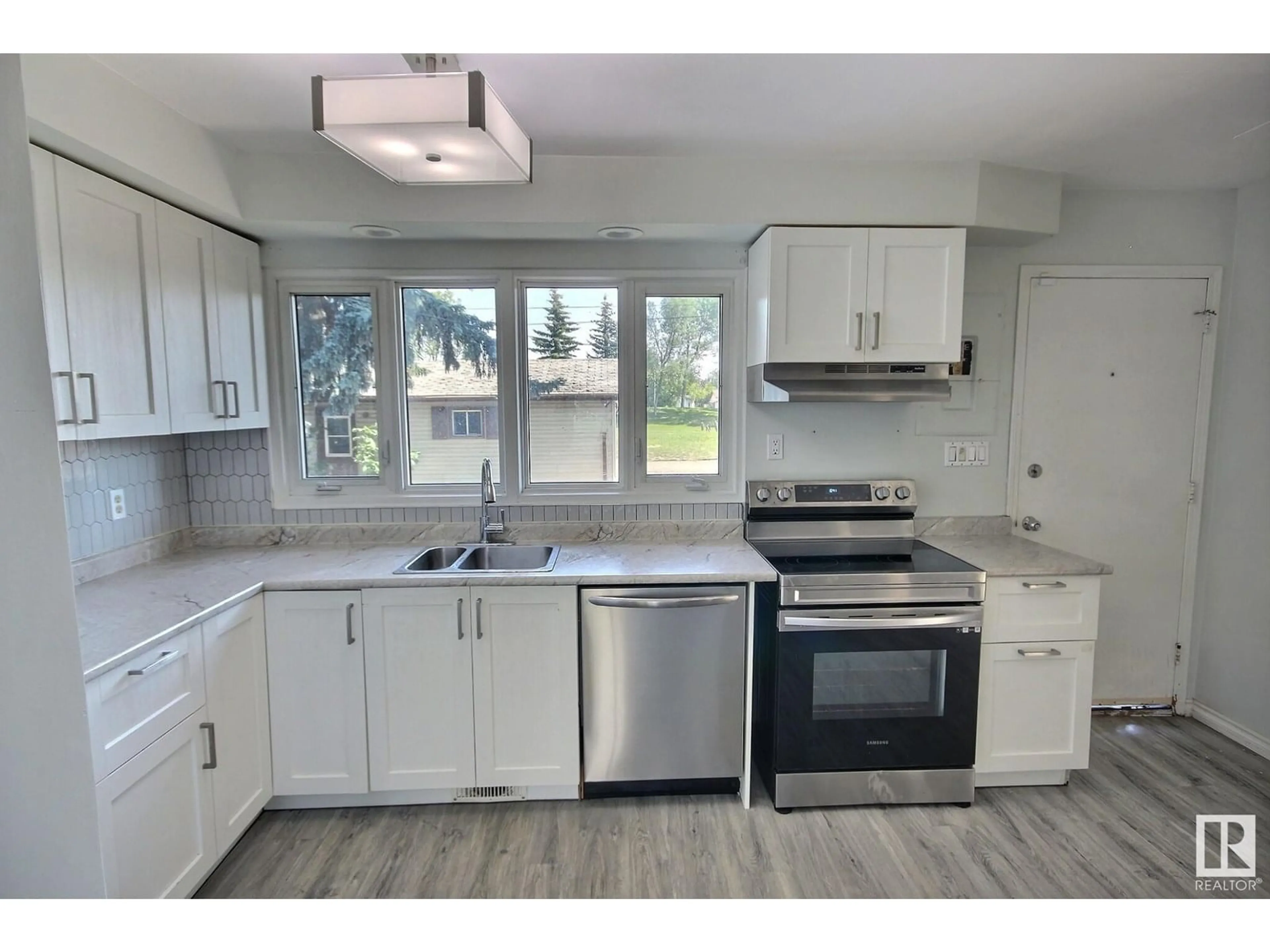 Standard kitchen, unknown for 16518 106 AV, Edmonton Alberta T5P0W9