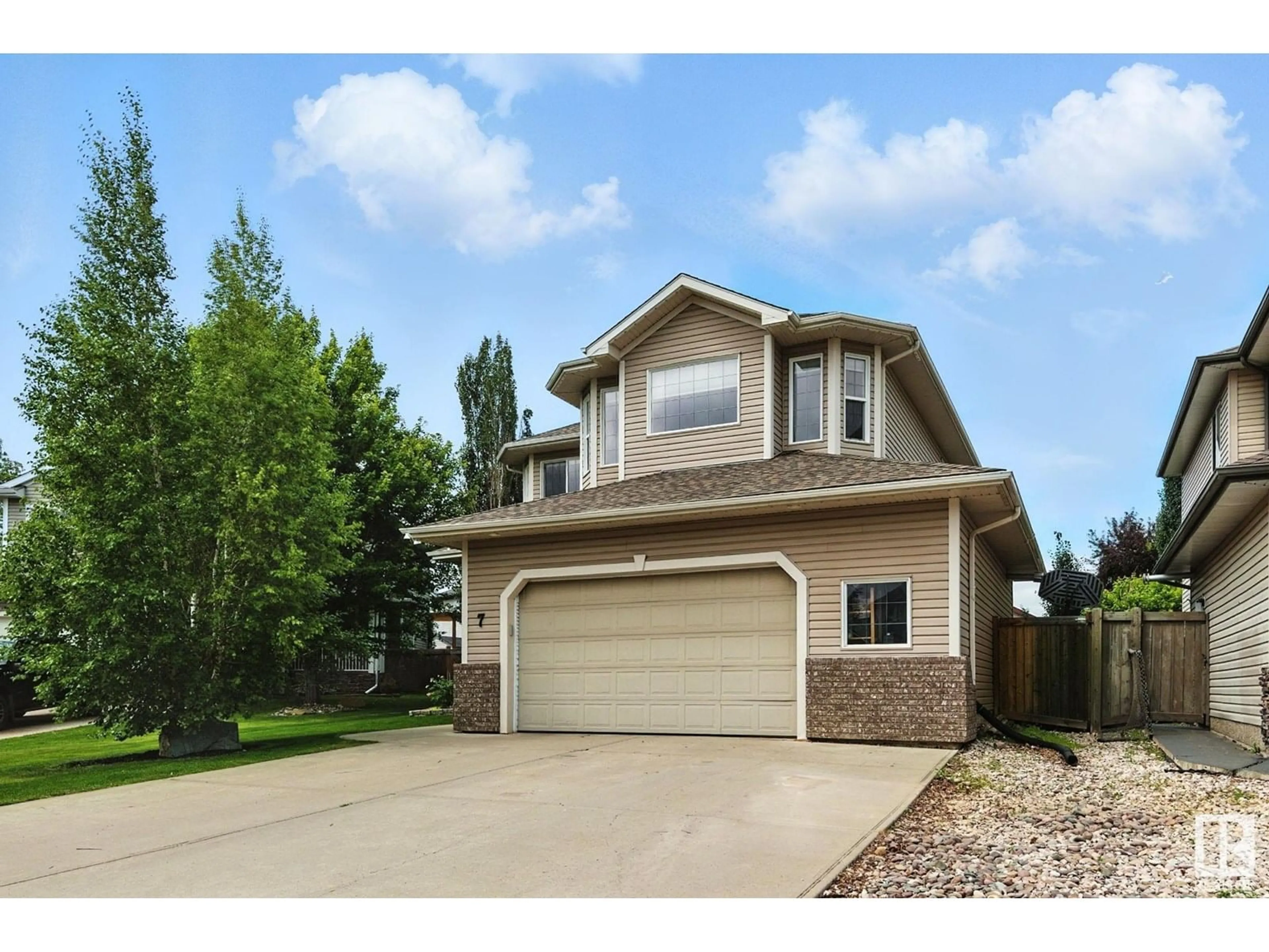 Home with vinyl exterior material, street for 7 LINKSVIEW CLOSE, Spruce Grove Alberta T7X4P3