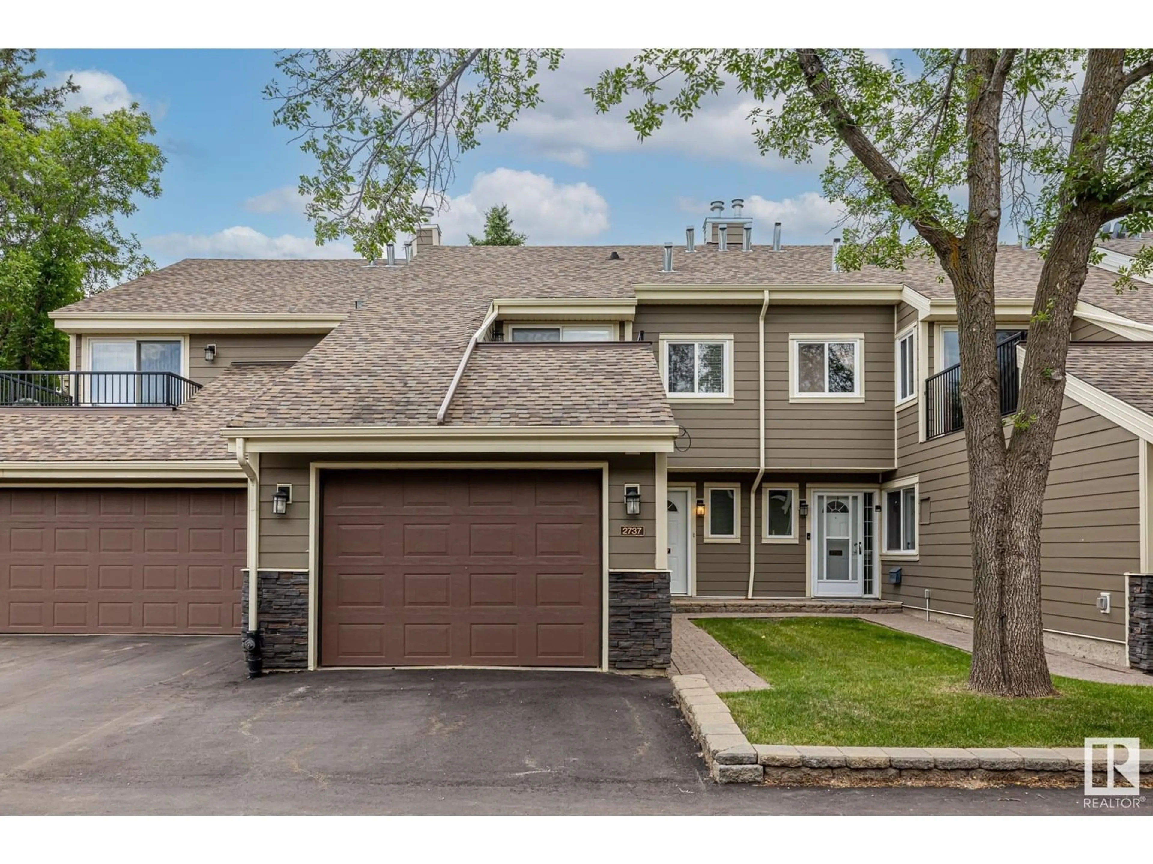 Home with vinyl exterior material, street for NW - 2737 124 ST, Edmonton Alberta T6J4T2