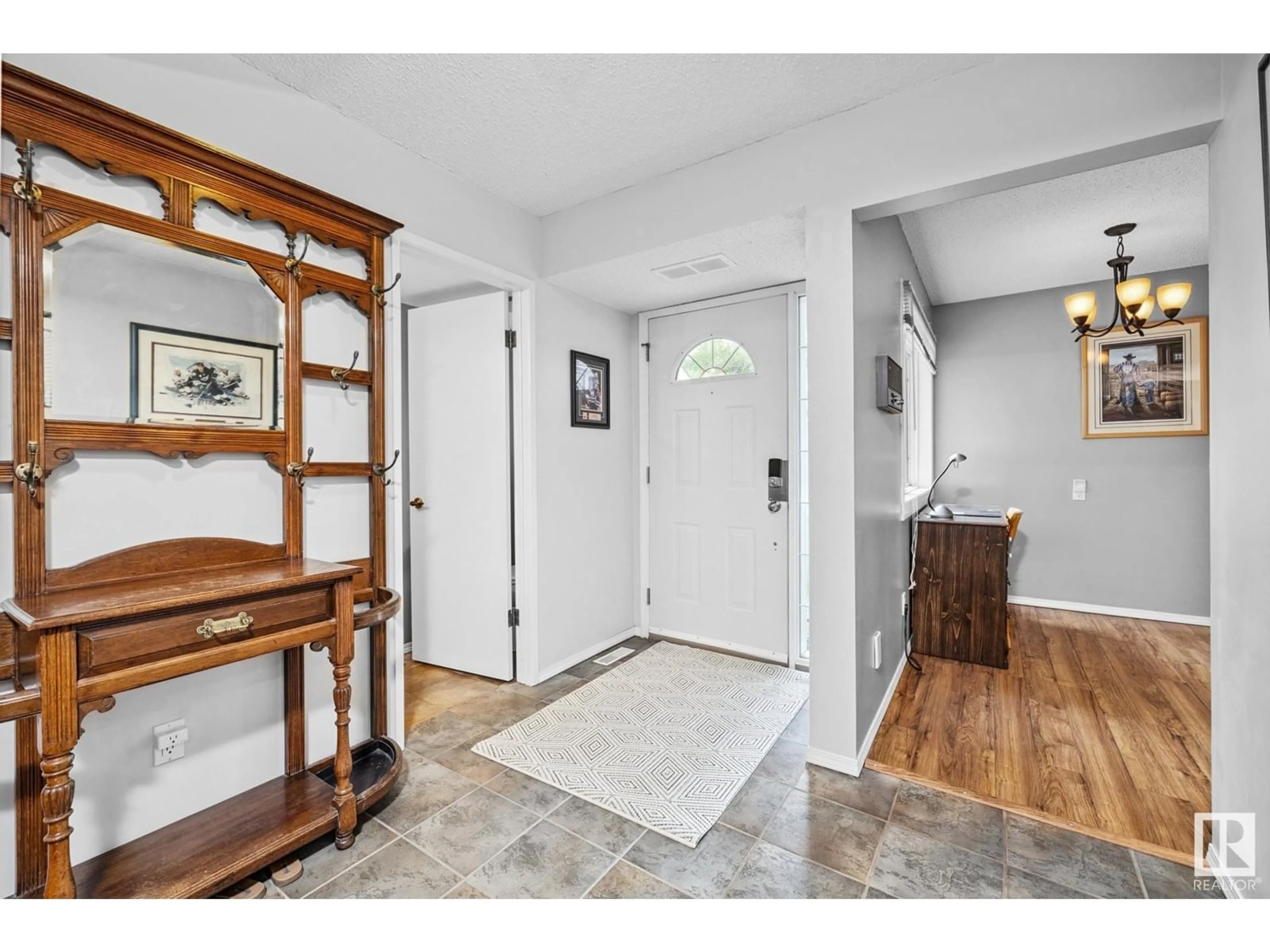 Indoor entryway for NW - 2737 124 ST, Edmonton Alberta T6J4T2