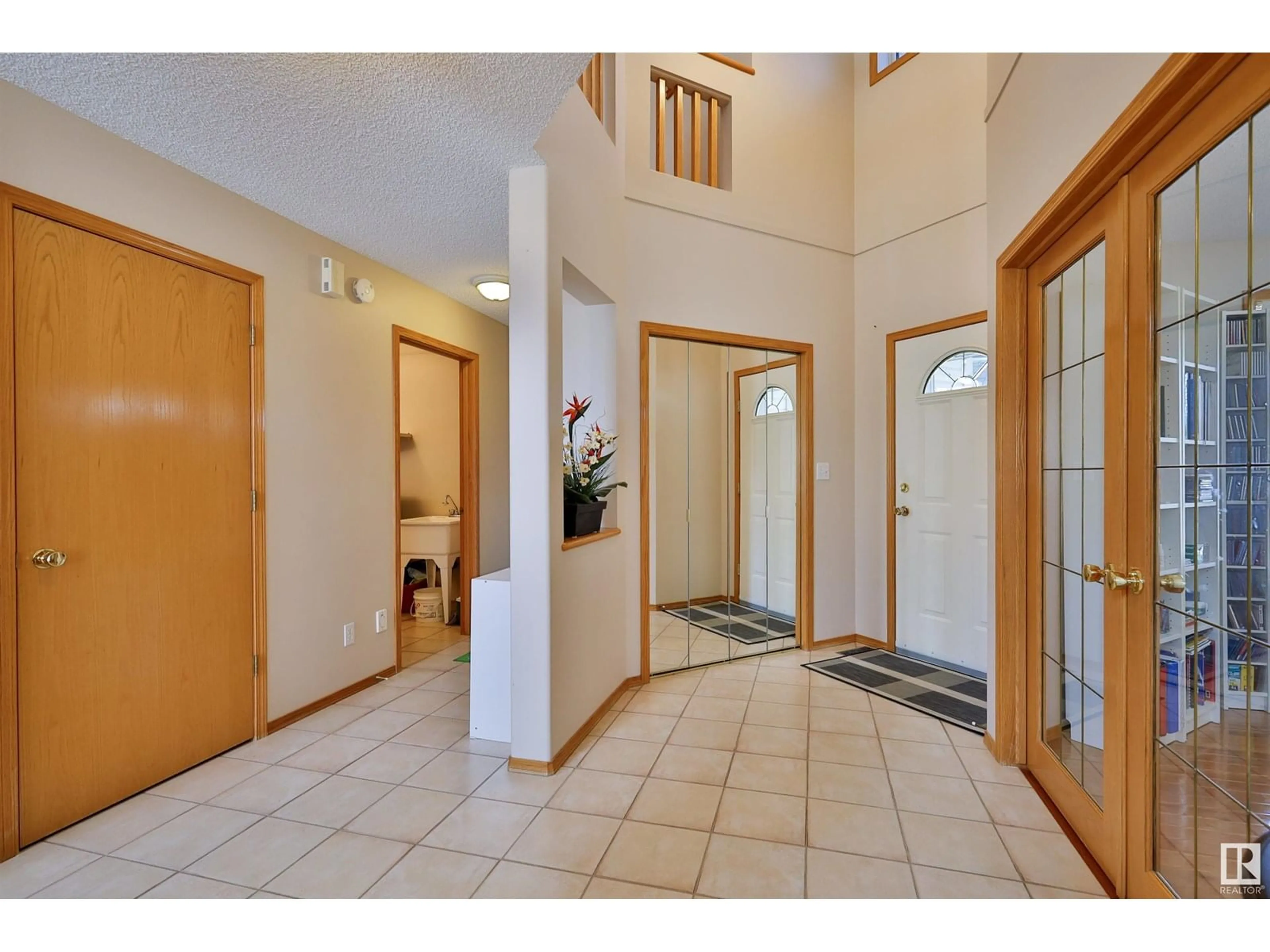 Indoor foyer for 125 DECHENE RD, Edmonton Alberta T6M2N1