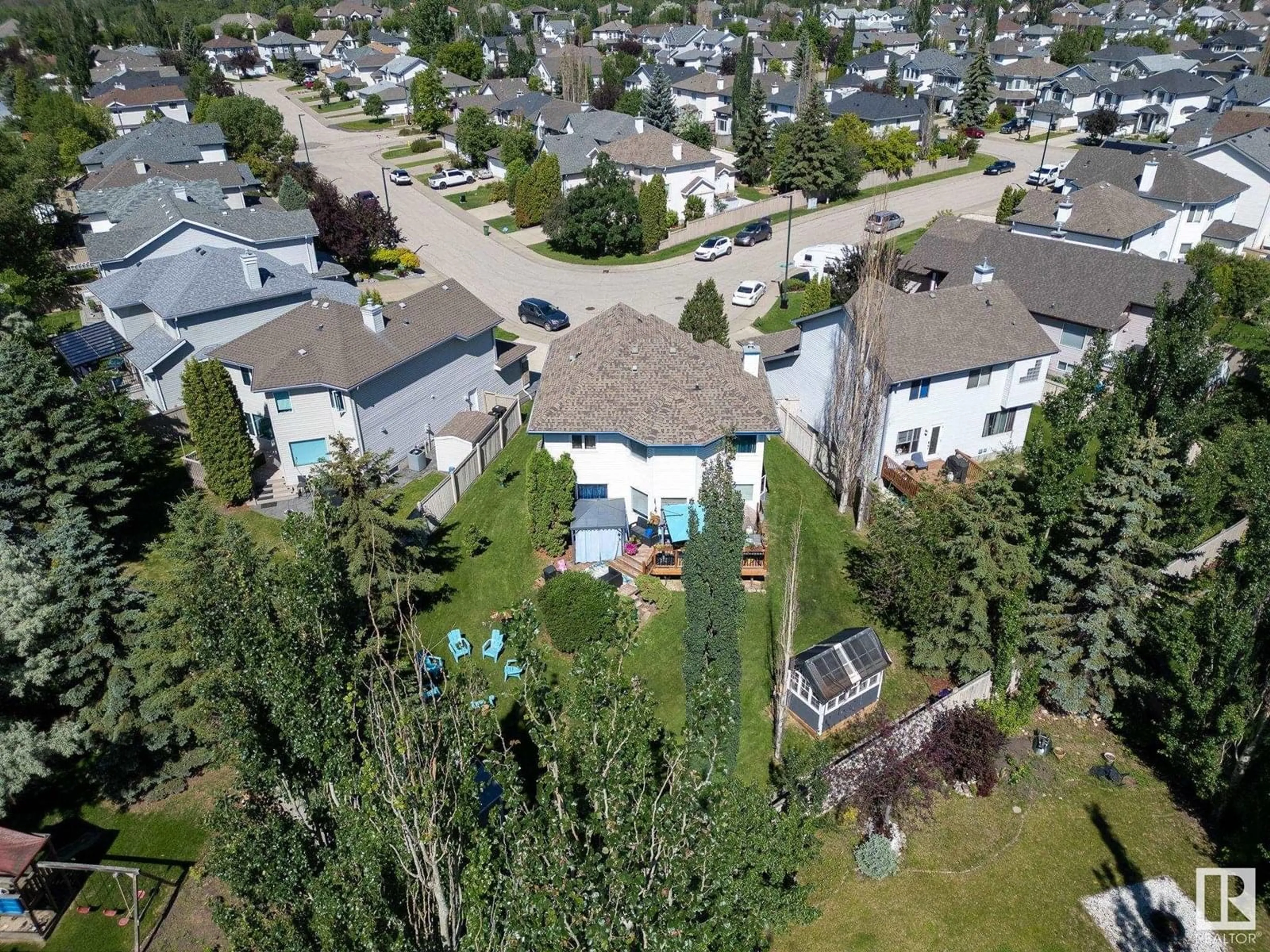 A pic from outside/outdoor area/front of a property/back of a property/a pic from drone, street for 1103 117 ST, Edmonton Alberta T6J7C3