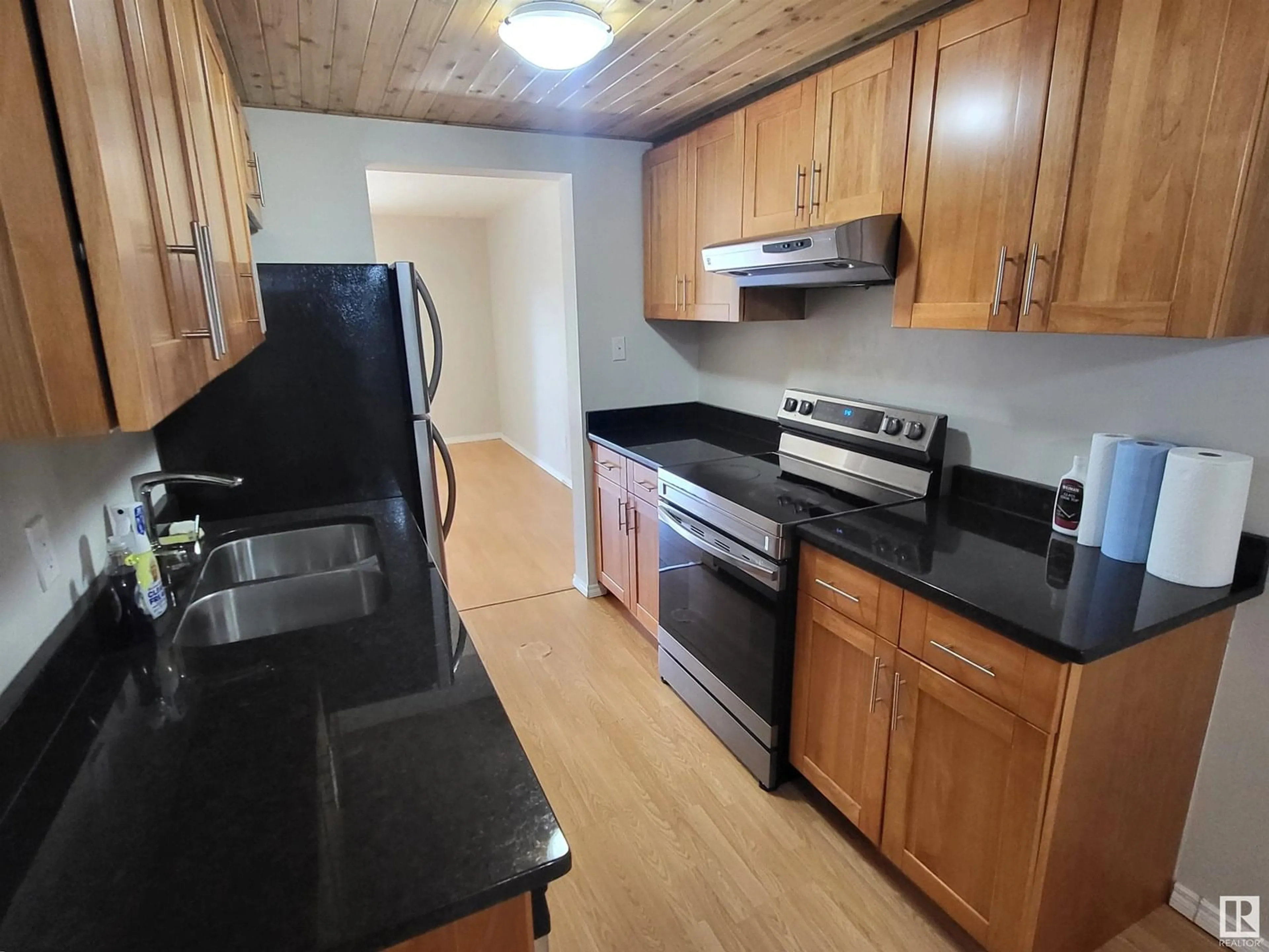 Standard kitchen, wood/laminate floor for H7 - 1 GARDEN GROVE GV, Edmonton Alberta T6J2L3
