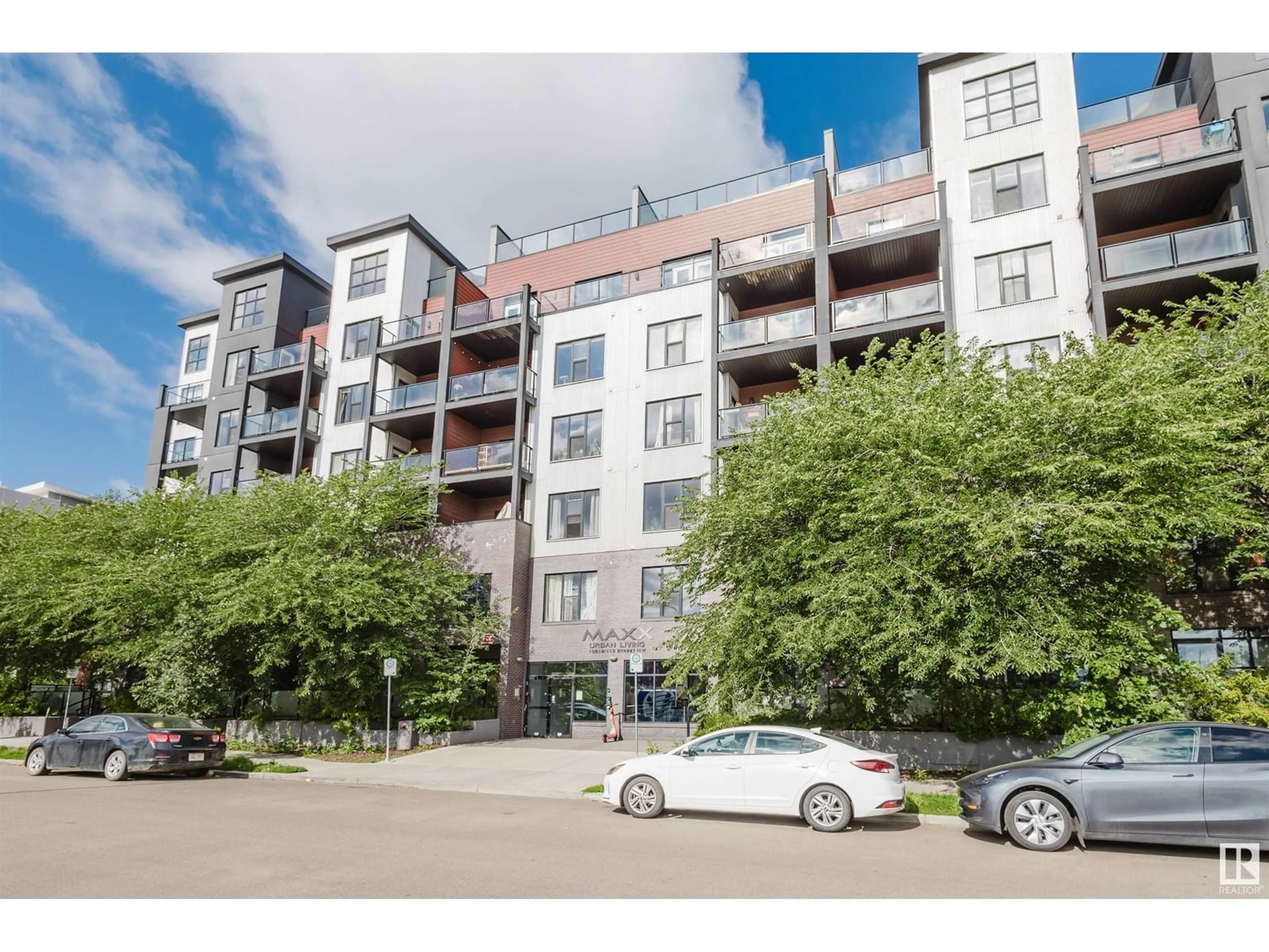 A pic from outside/outdoor area/front of a property/back of a property/a pic from drone, street for #504 - 10518 113 ST, Edmonton Alberta T5H0C6