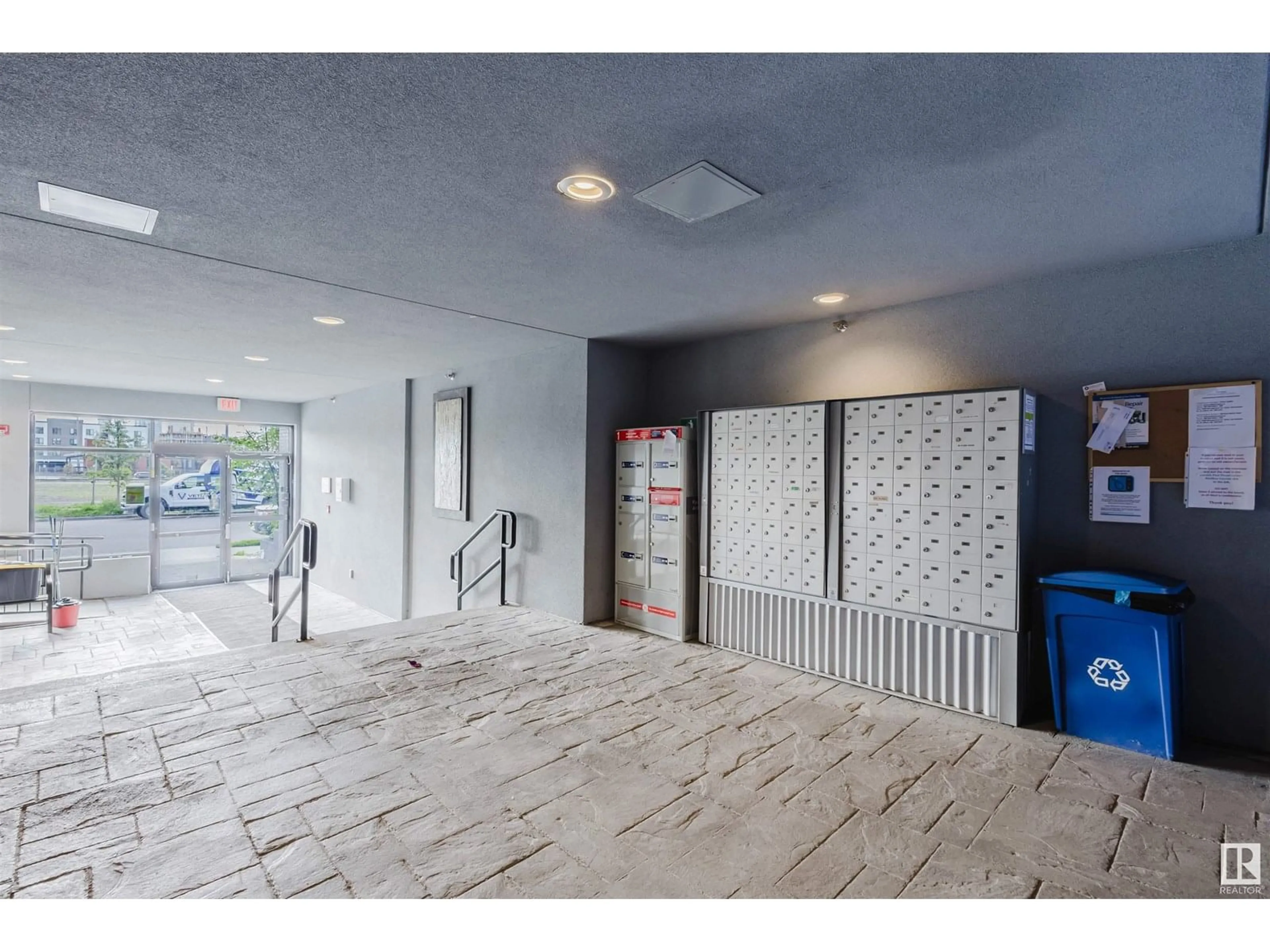 Indoor foyer for #504 - 10518 113 ST, Edmonton Alberta T5H0C6