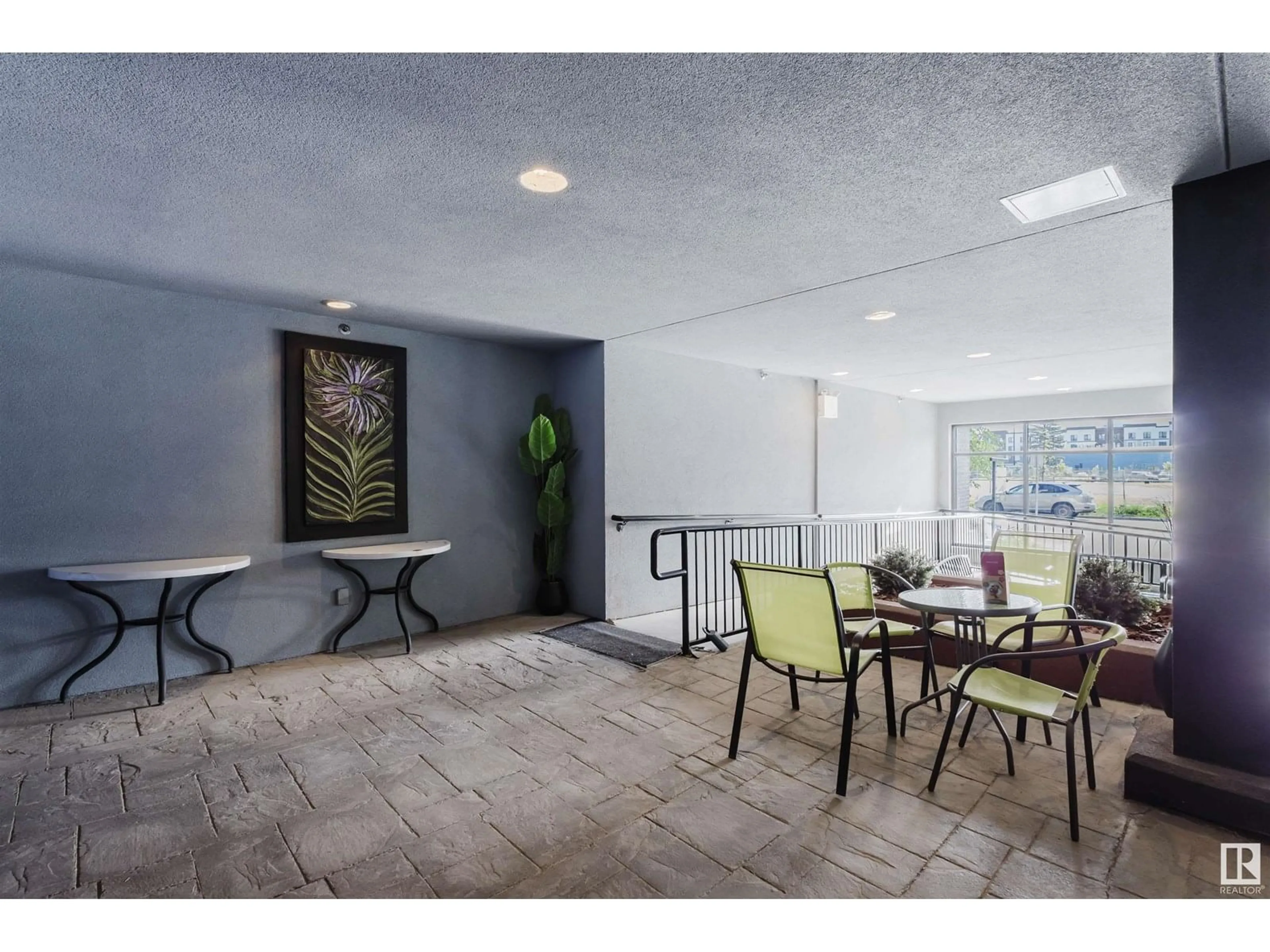 Indoor foyer for #504 - 10518 113 ST, Edmonton Alberta T5H0C6