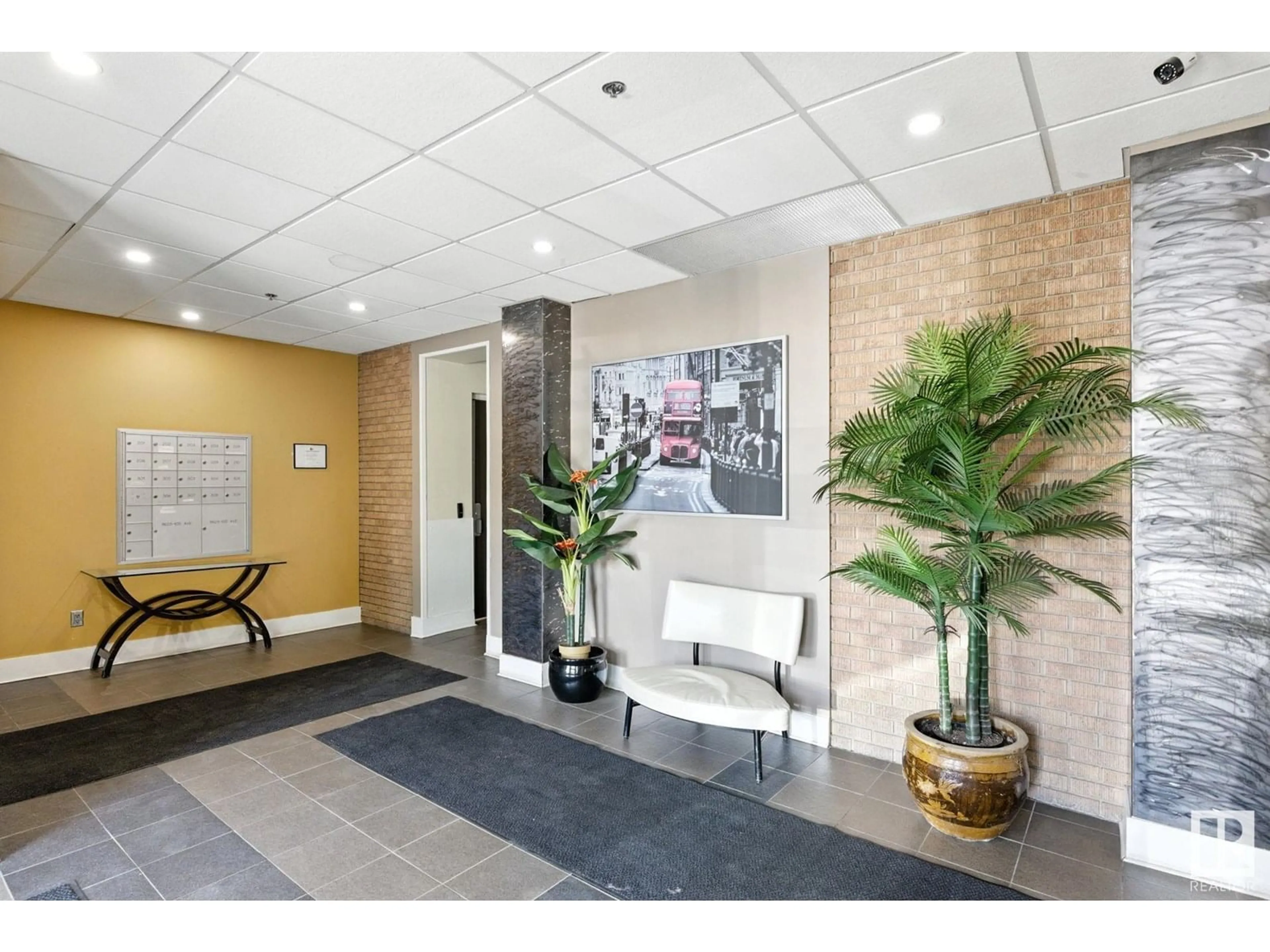 Indoor foyer for 204 - 11633 105 AV, Edmonton Alberta T5H0L9