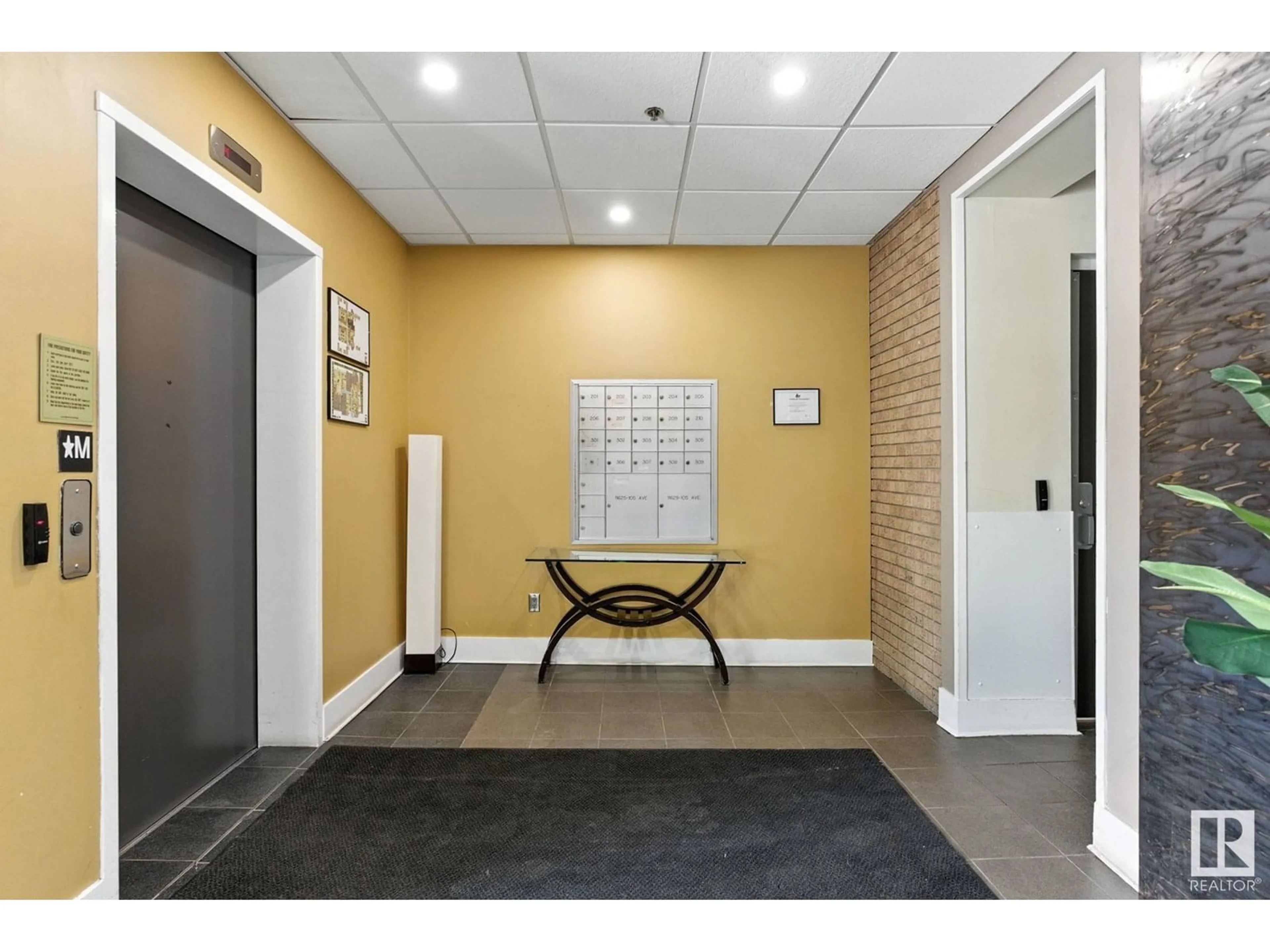 Indoor foyer for 204 - 11633 105 AV, Edmonton Alberta T5H0L9