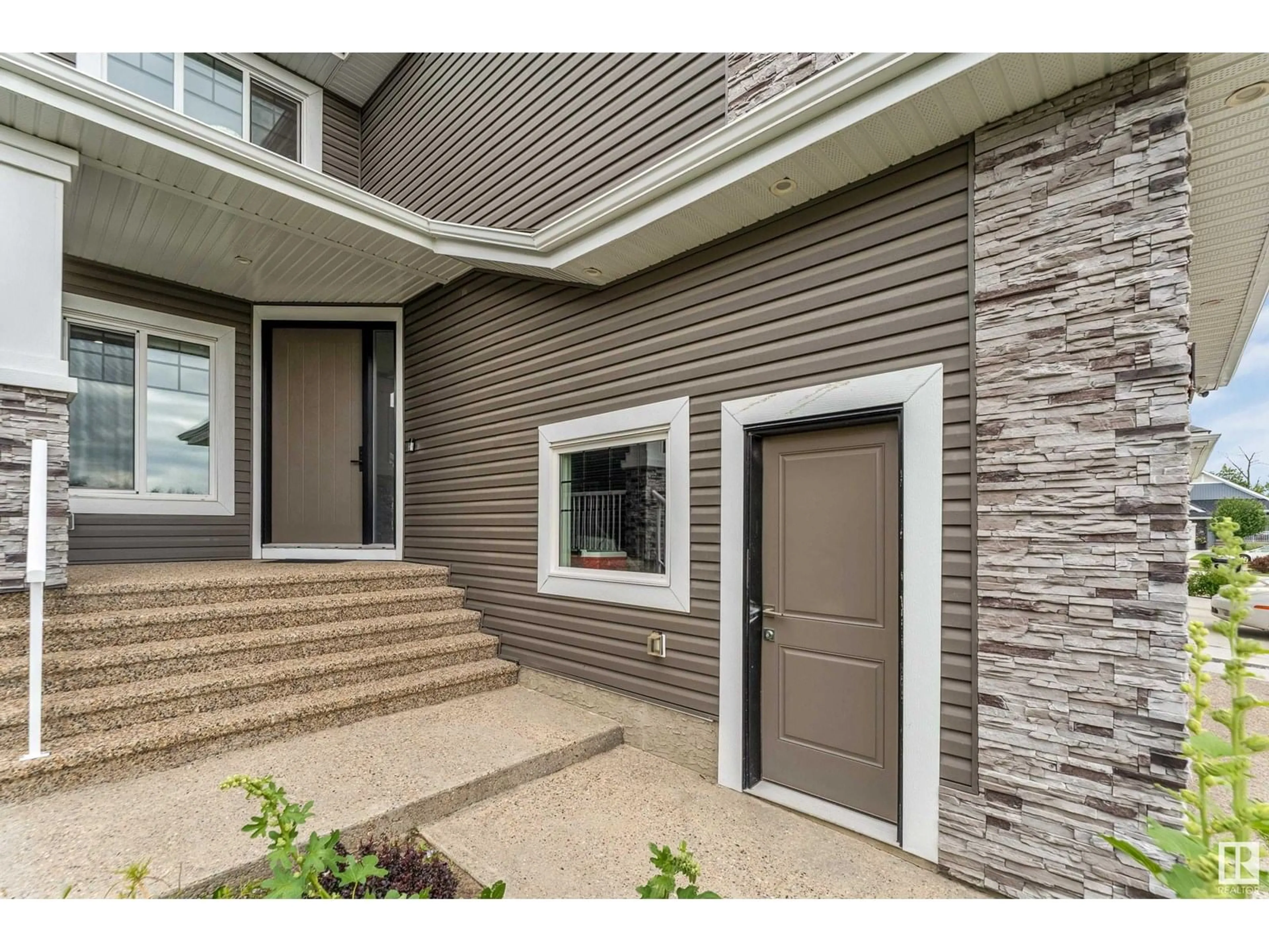 Indoor entryway for 3711 HUMMINGBIRD WY, Edmonton Alberta T5S0M9