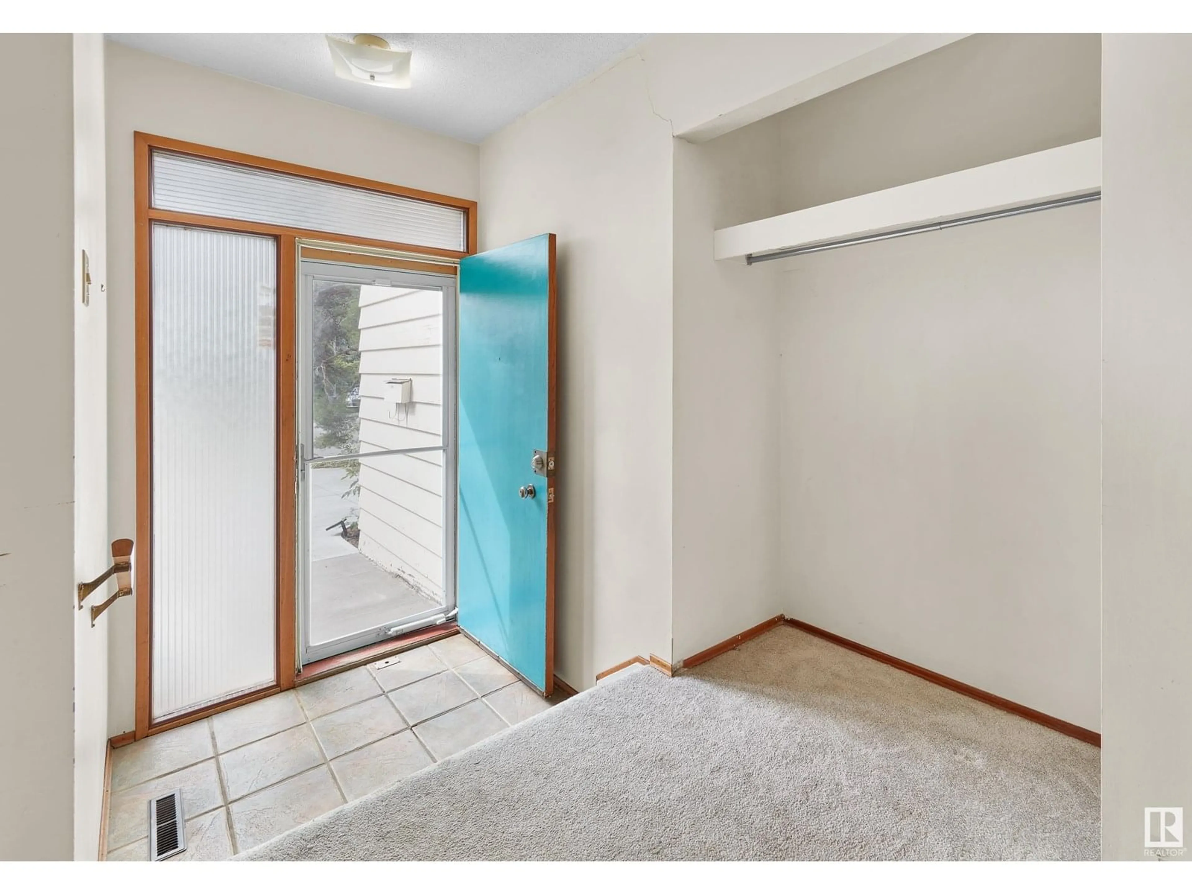 Indoor entryway for 6628 124 ST, Edmonton Alberta T6H3V3