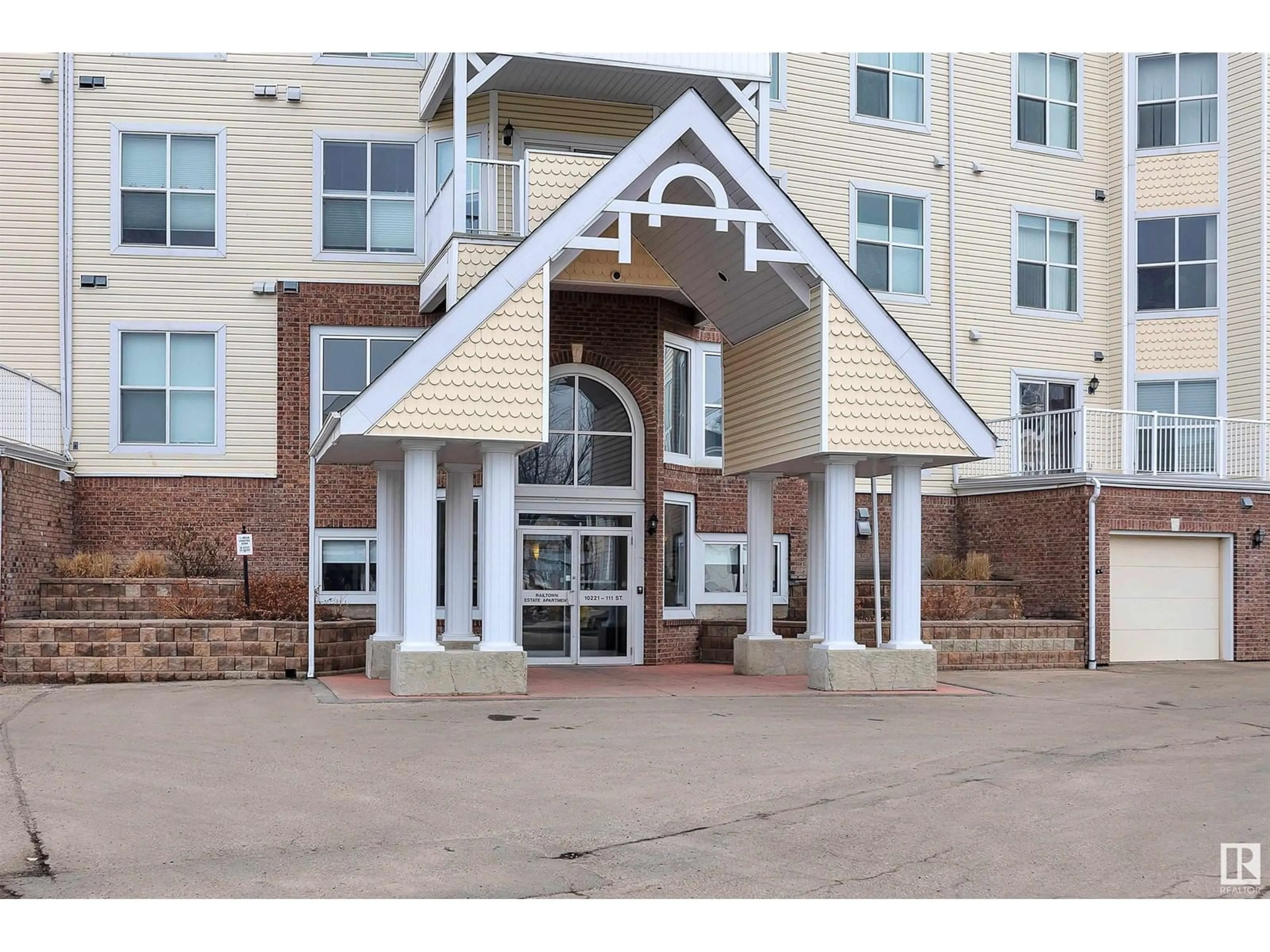 Indoor foyer for 206 - 10221 111 ST, Edmonton Alberta T2K2W5