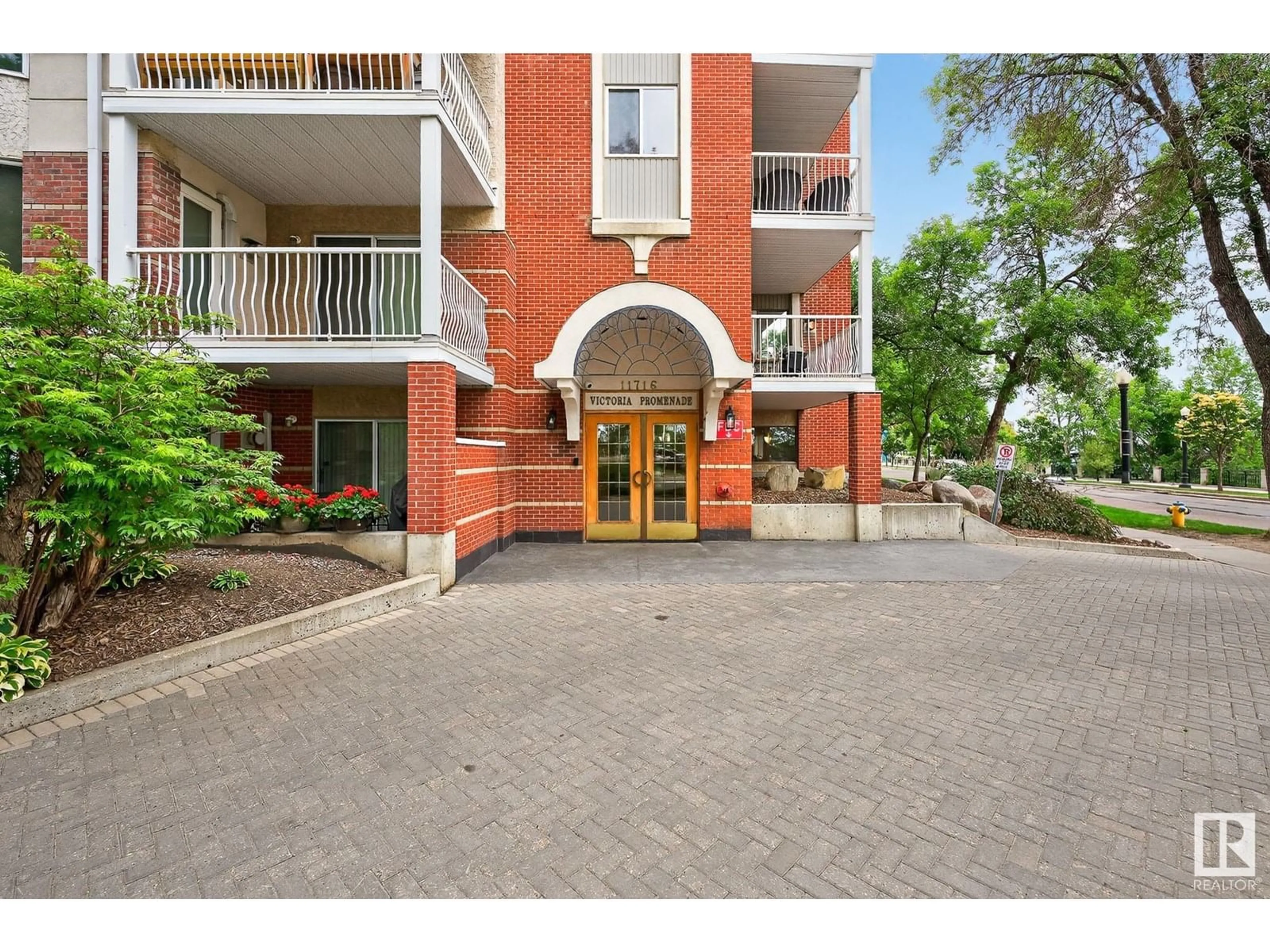 Indoor foyer for 200 - 11716 100 AV, Edmonton Alberta T5K2G3