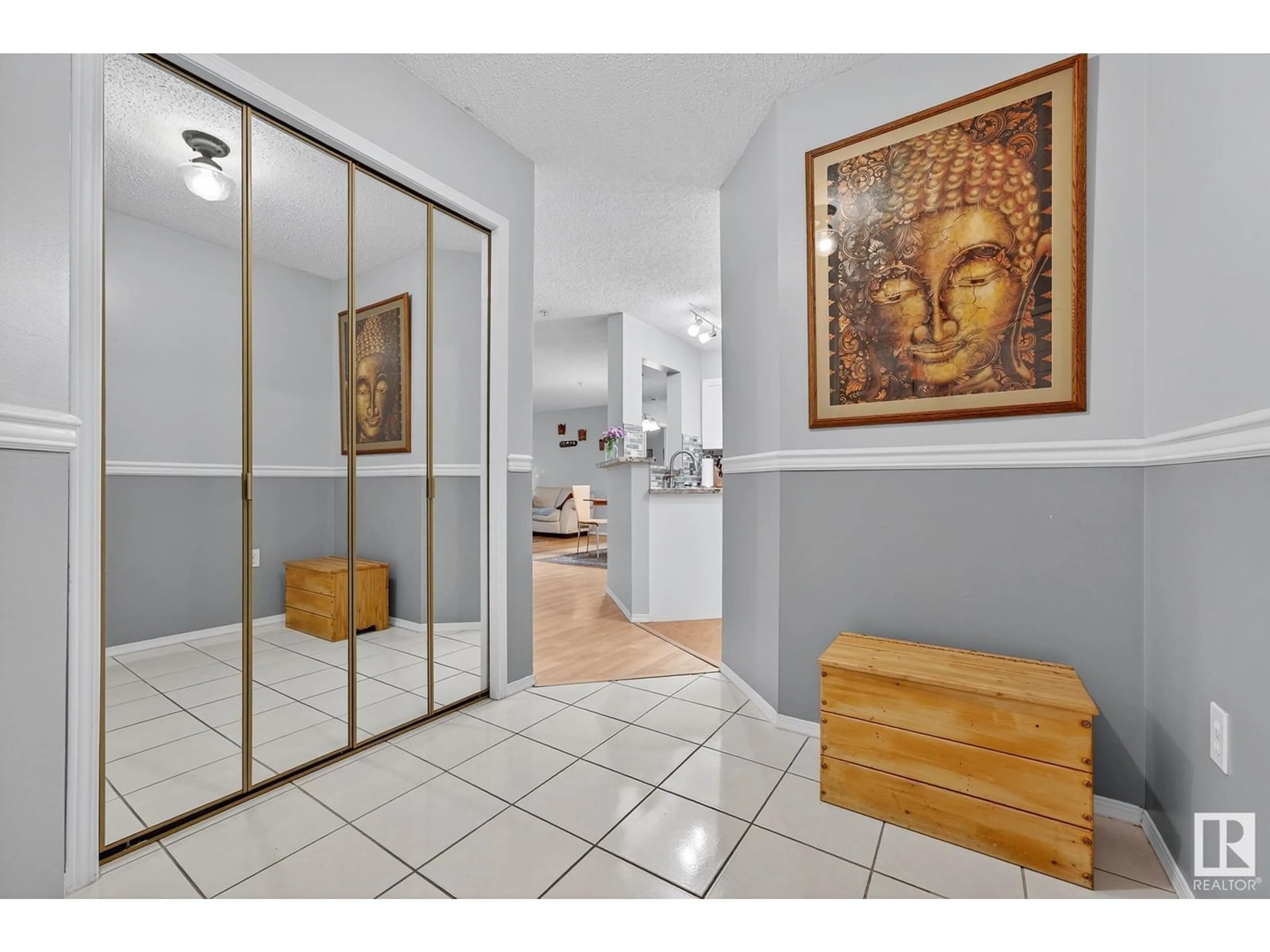 Indoor entryway for 200 - 11716 100 AV, Edmonton Alberta T5K2G3