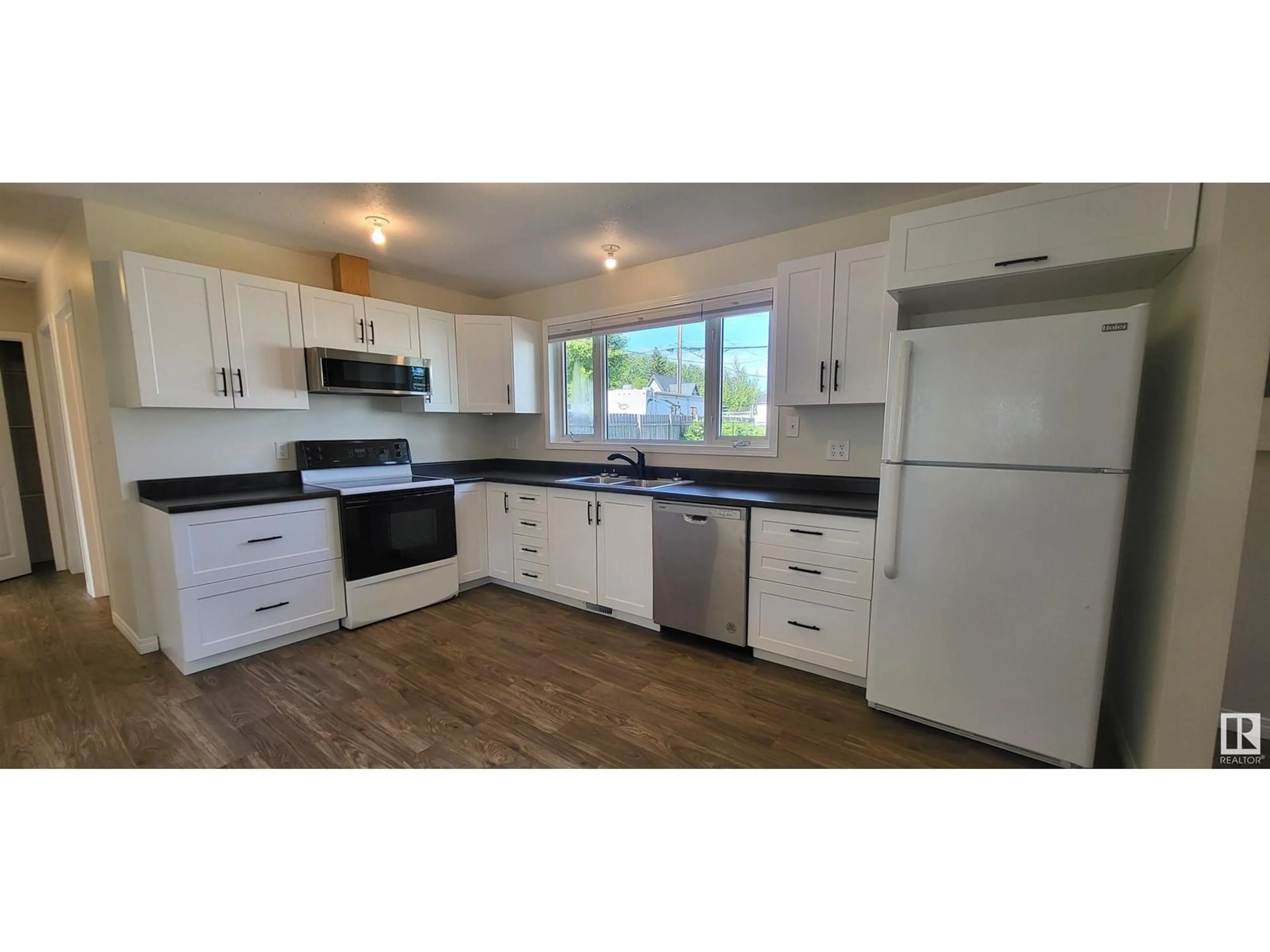 Standard kitchen, unknown for 4816 47 ST, Drayton Valley Alberta T7A1H8