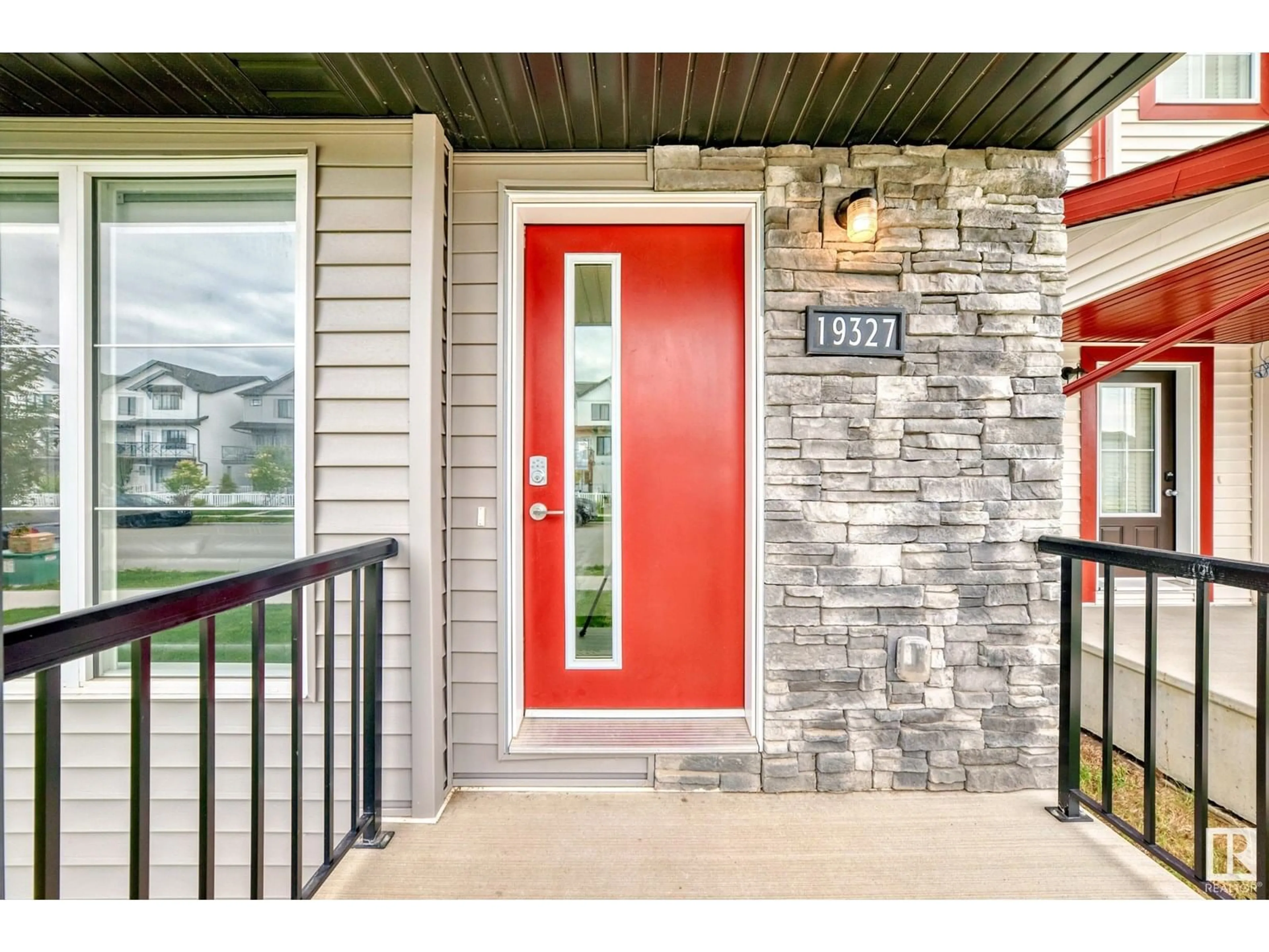 Indoor entryway for 19327 27 AV, Edmonton Alberta T6M1K9