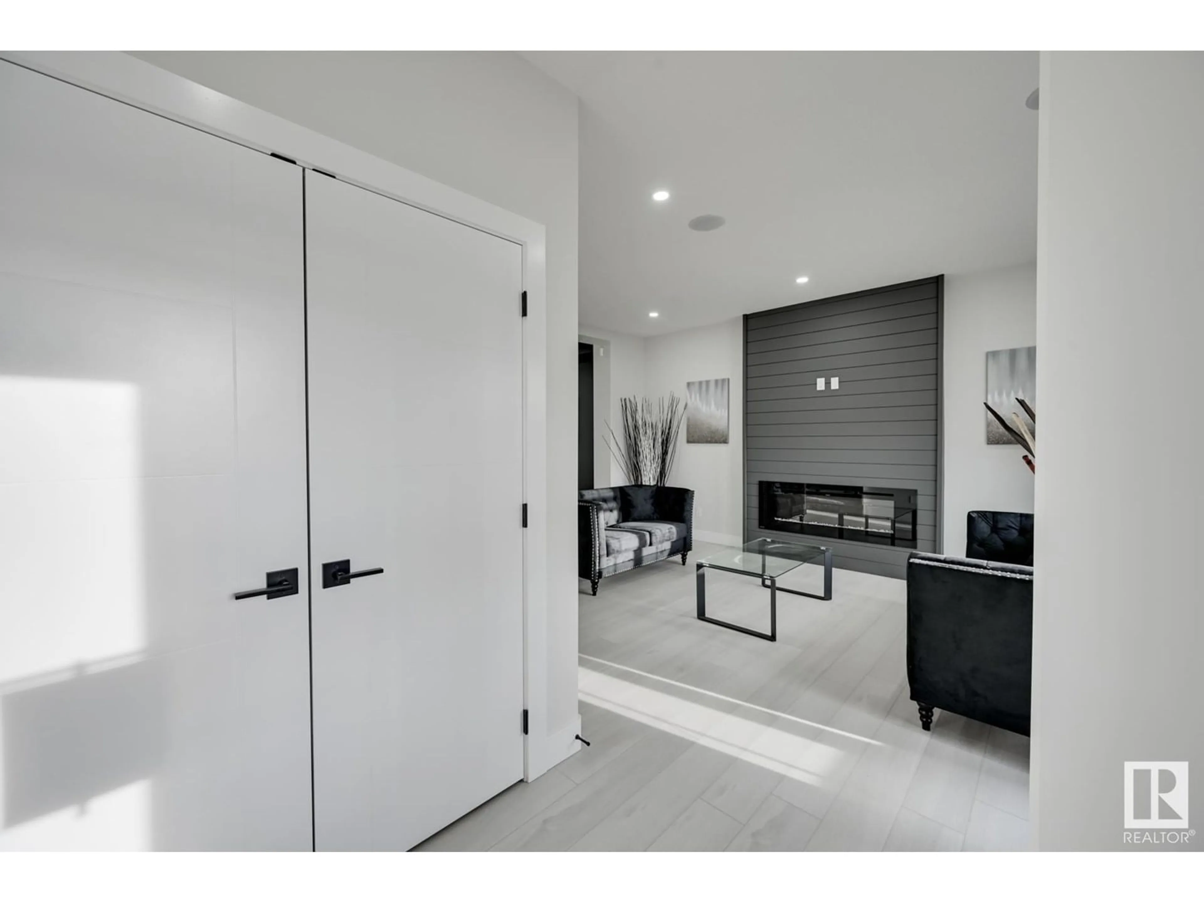 Indoor entryway for 2107 CROSSBILL LN, Edmonton Alberta T5S0T9
