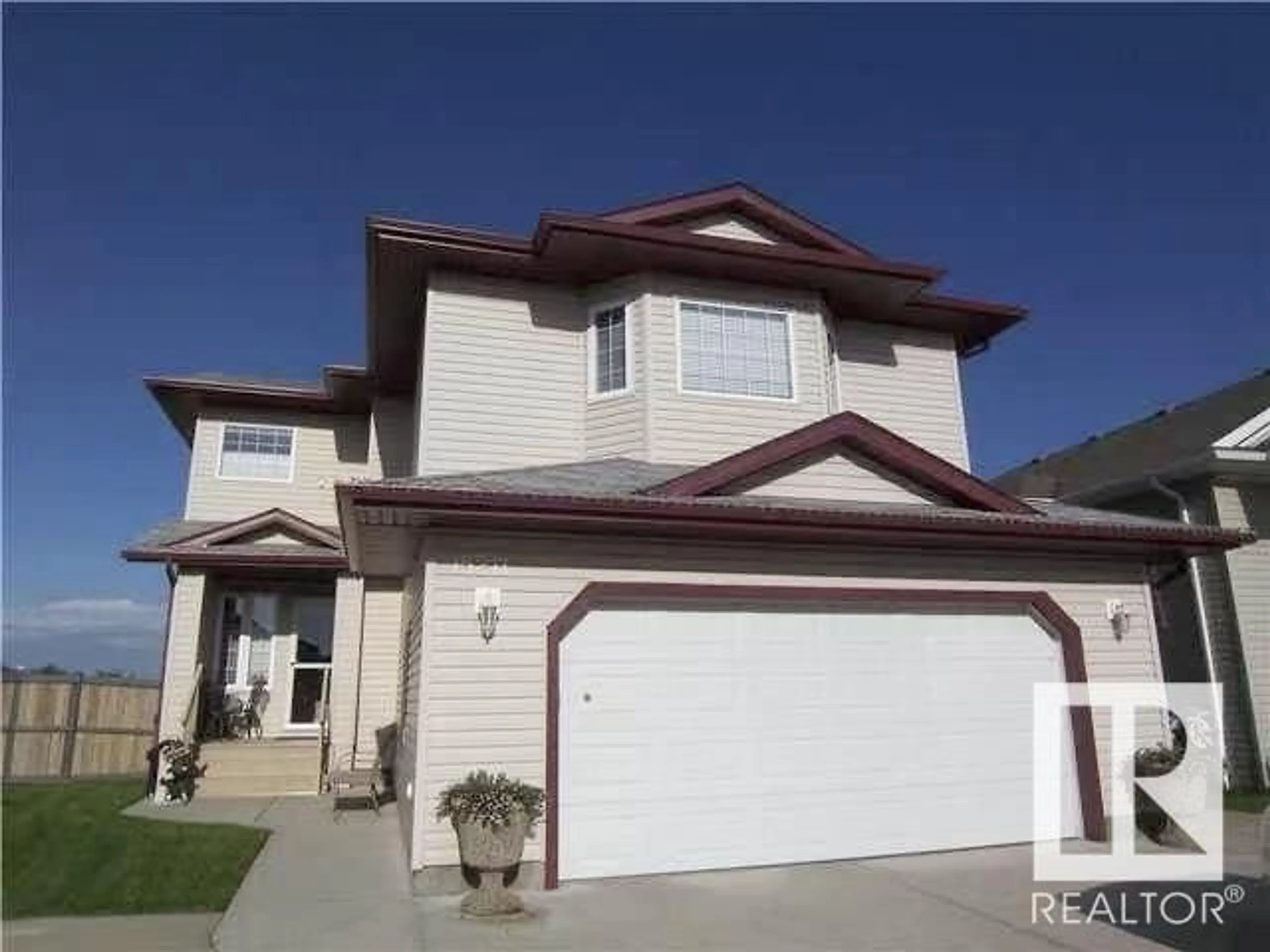 Home with vinyl exterior material, street for NW - 15211 44 ST, Edmonton Alberta T5Y3C4
