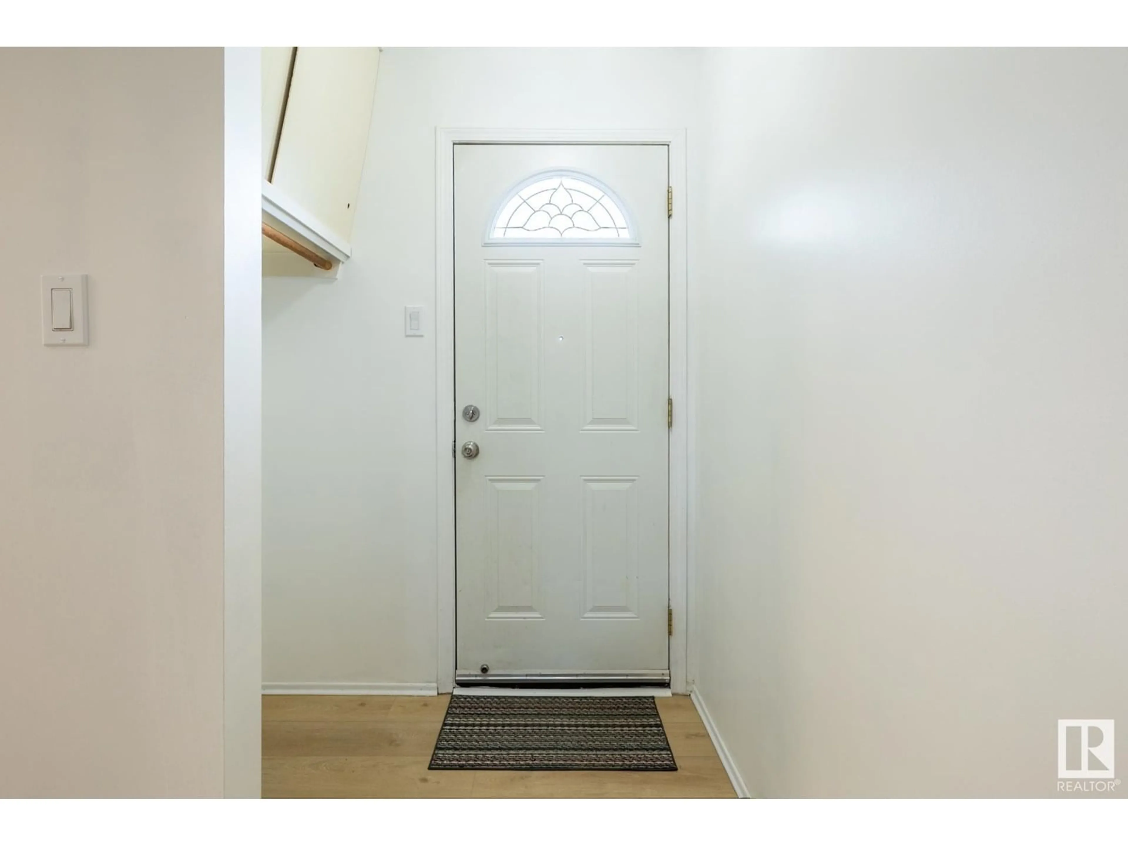 Indoor entryway for NW - 10704 51 AV, Edmonton Alberta T6G0L2