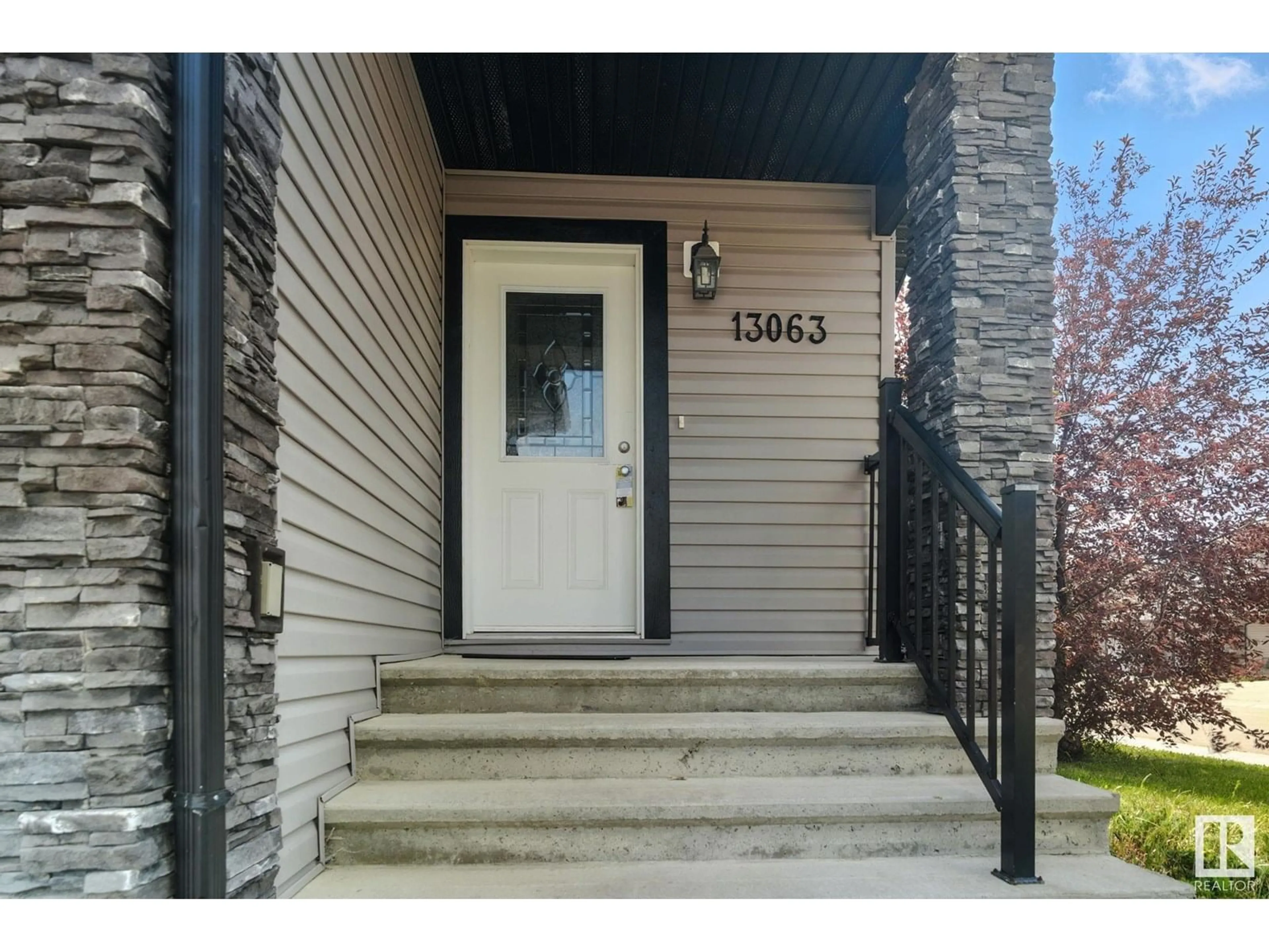 Indoor entryway for NW - 13063 165 AV, Edmonton Alberta T6V0G1