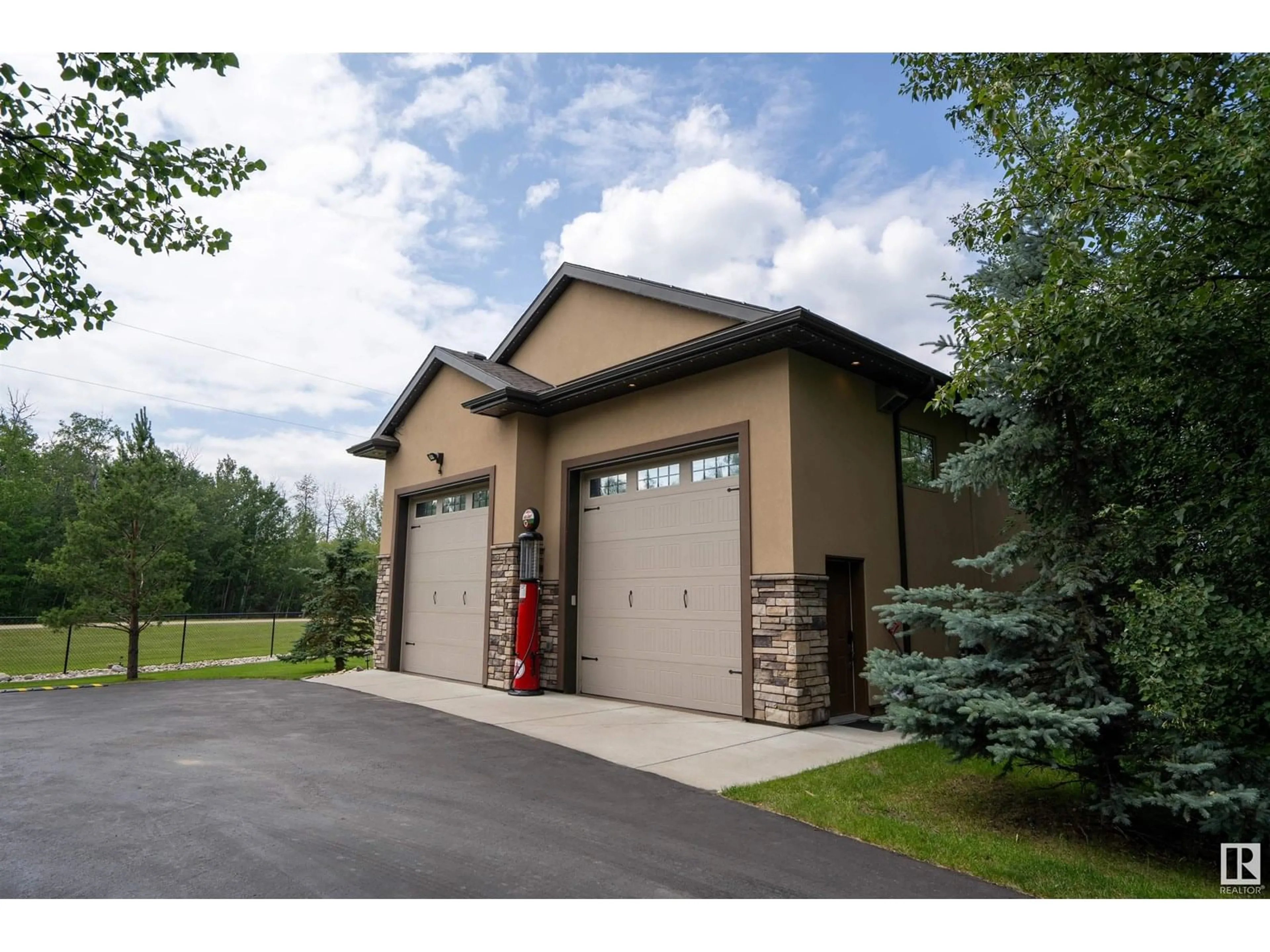 Indoor garage for 55 53522 RGE ROAD 272, Rural Parkland County Alberta T7X2N3