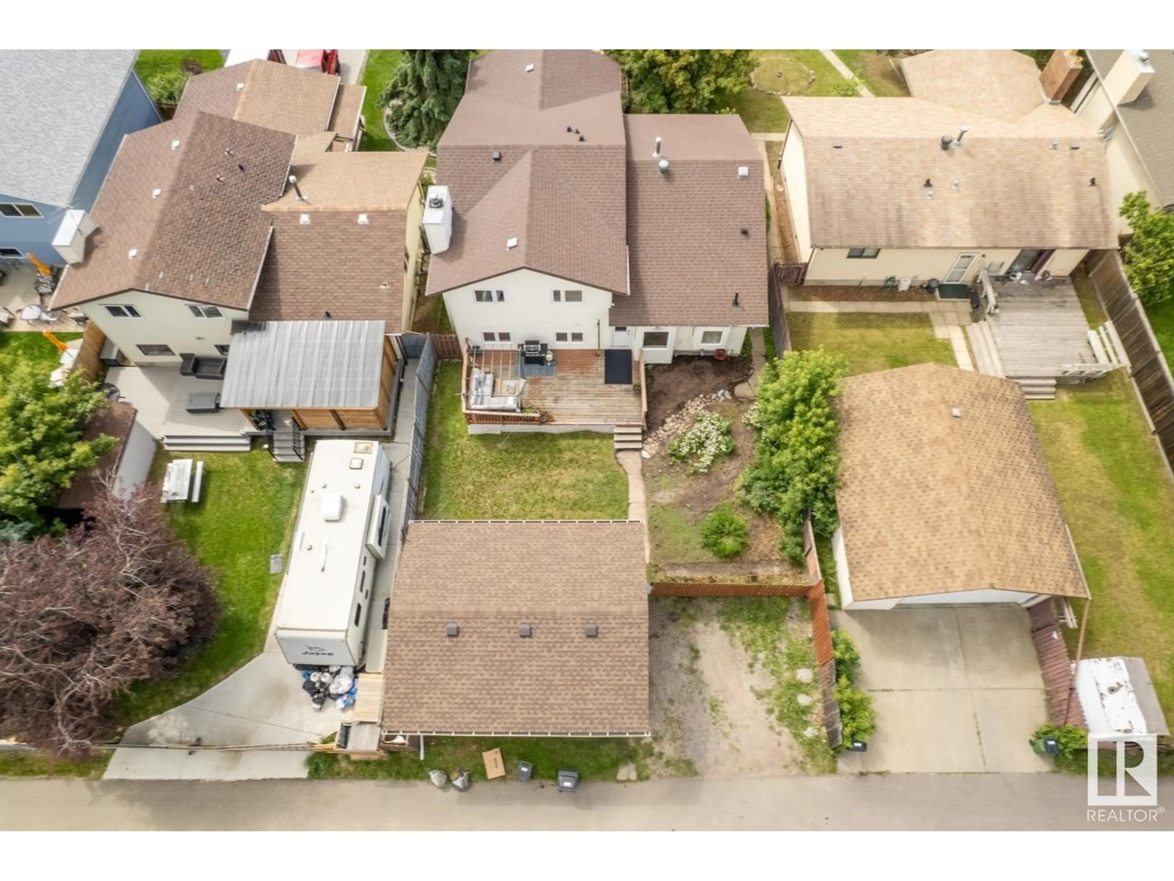 A pic from outside/outdoor area/front of a property/back of a property/a pic from drone, street for 18920 95A AV, Edmonton Alberta T5T5K8