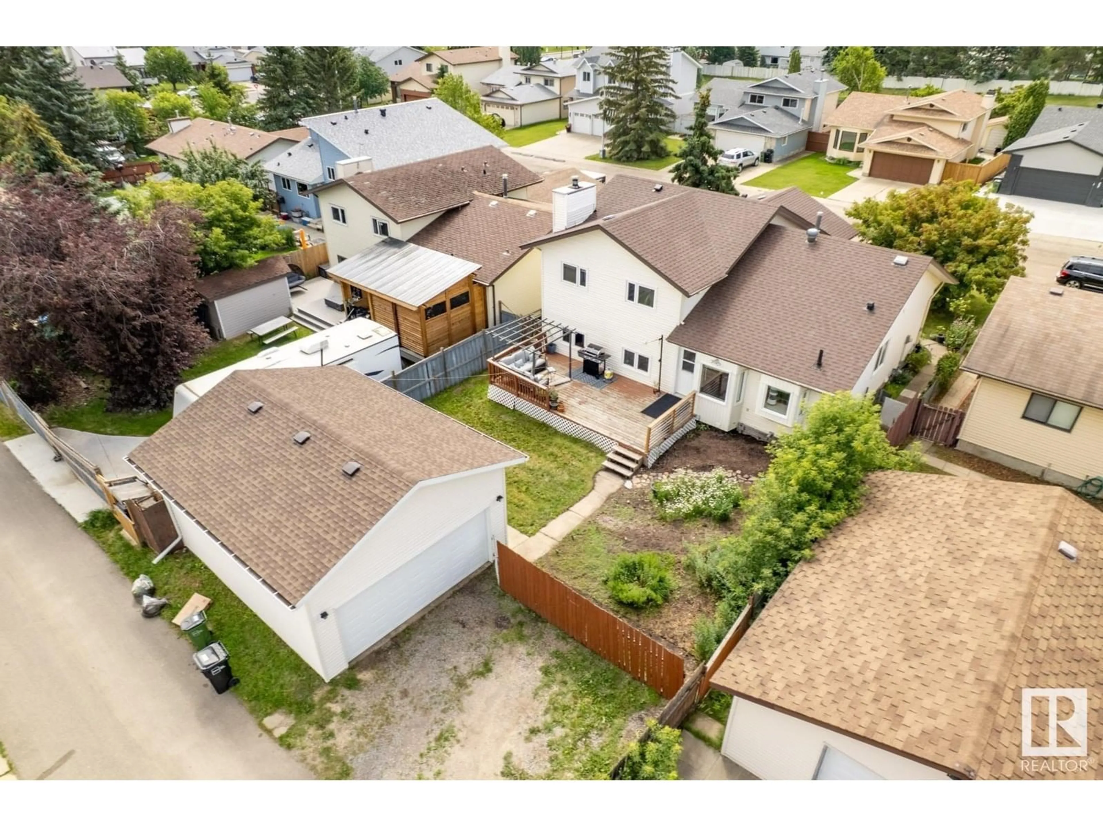 A pic from outside/outdoor area/front of a property/back of a property/a pic from drone, street for 18920 95A AV, Edmonton Alberta T5T5K8