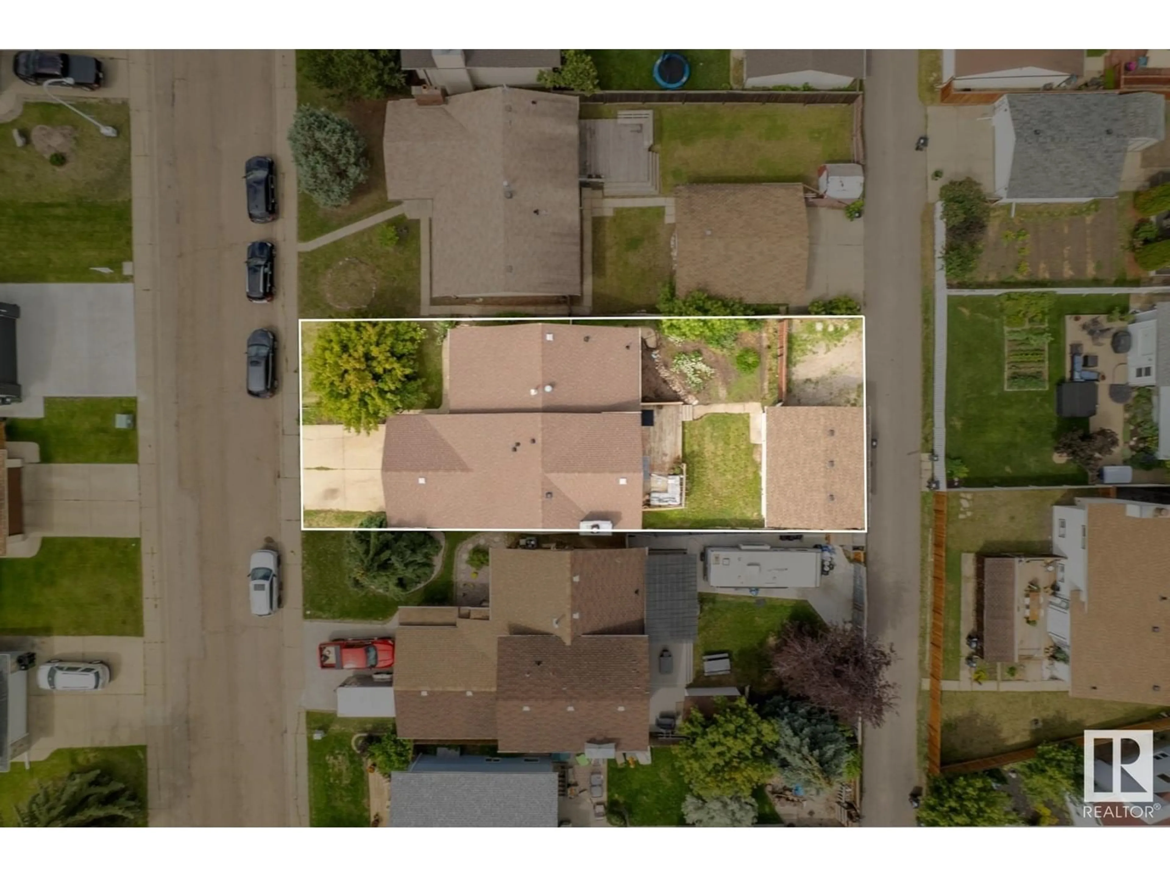 A pic from outside/outdoor area/front of a property/back of a property/a pic from drone, street for 18920 95A AV, Edmonton Alberta T5T5K8