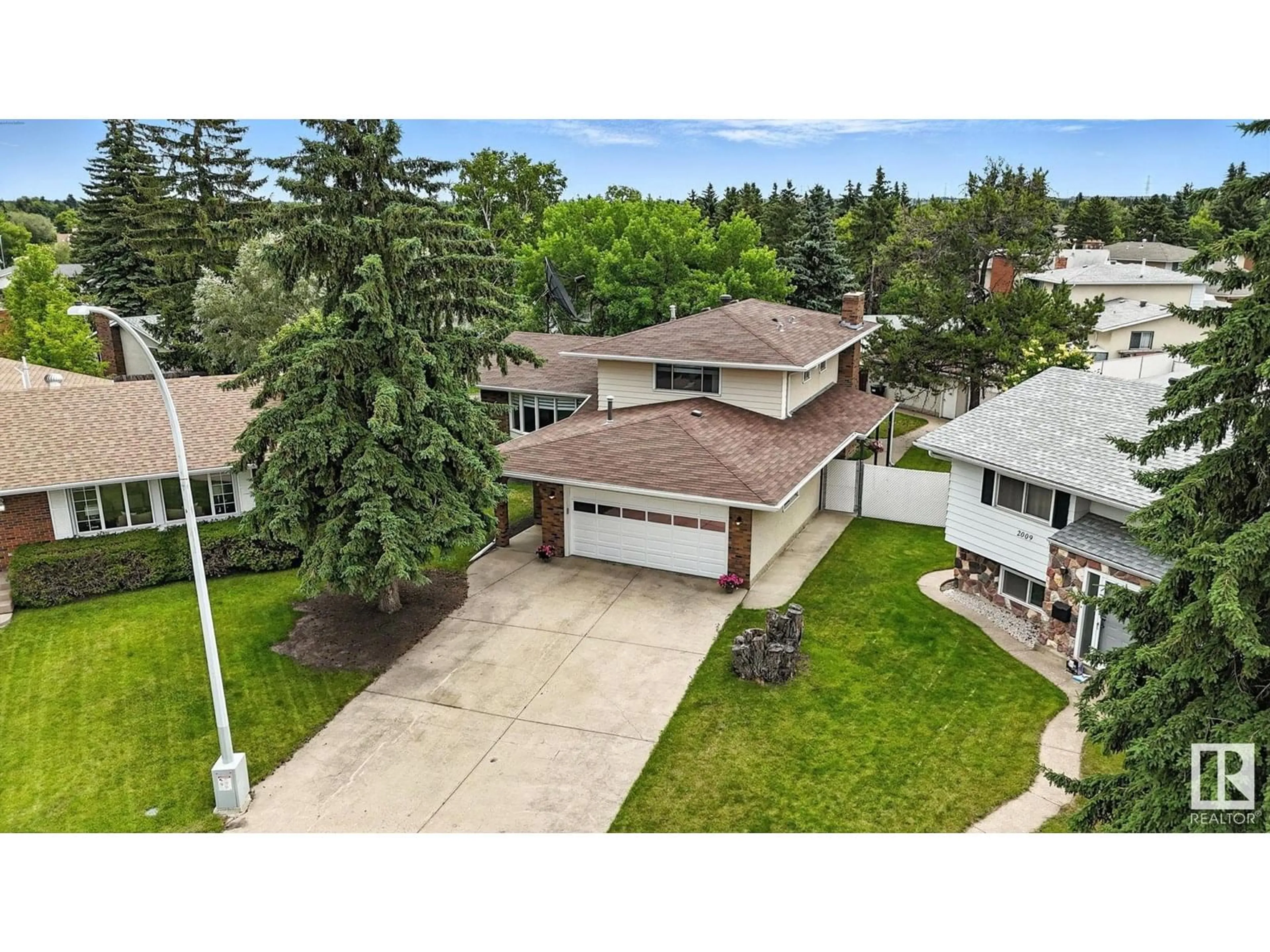 A pic from outside/outdoor area/front of a property/back of a property/a pic from drone, street for NW - 2011 89 ST, Edmonton Alberta T6K2A2