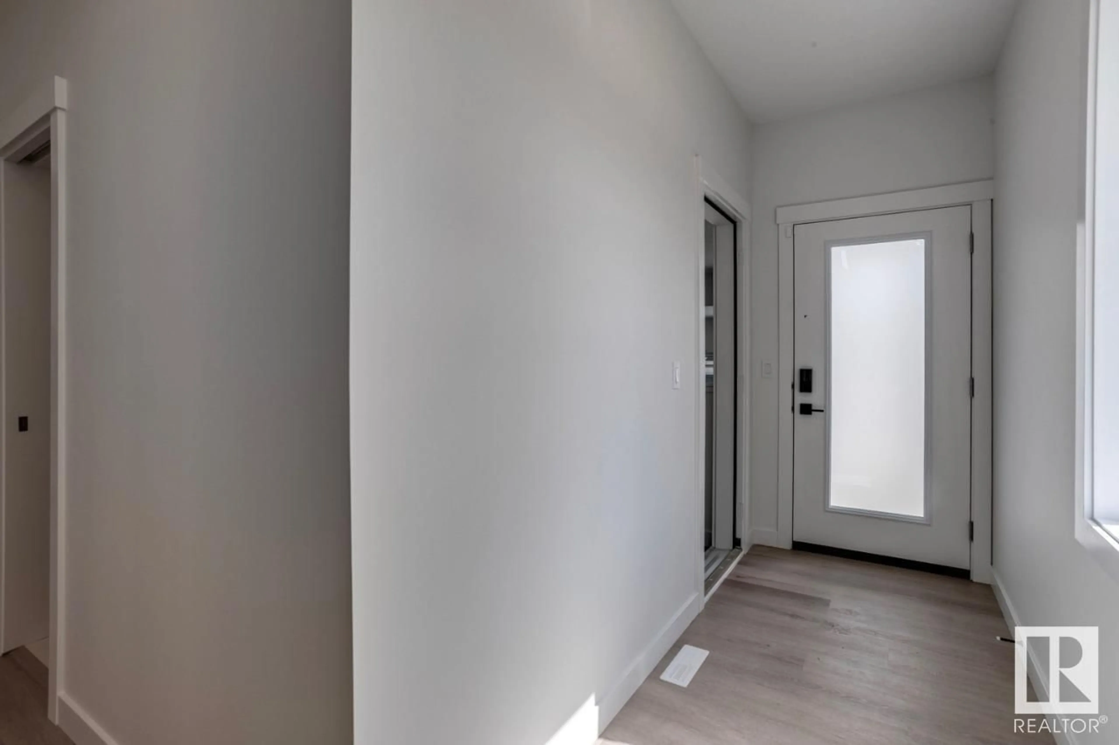Indoor entryway for 1544 GRANT WY, Edmonton Alberta T5T0W2